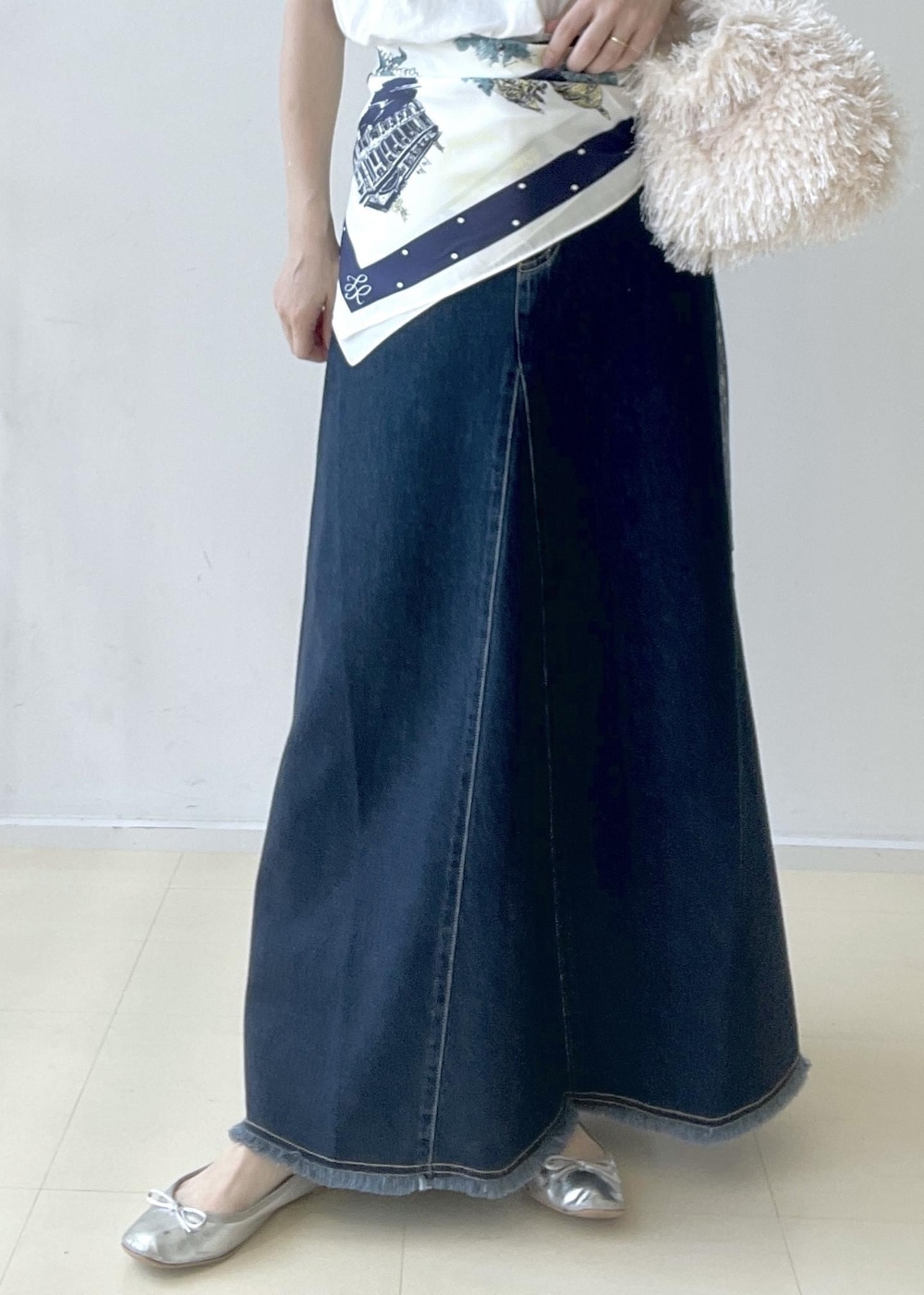 ホワイト系のTシャツ/カットソー、ベージュ系のハンドバッグ、ブルー系のデニムスカートを着用したレディースの夏コーディネートの7枚目の写真