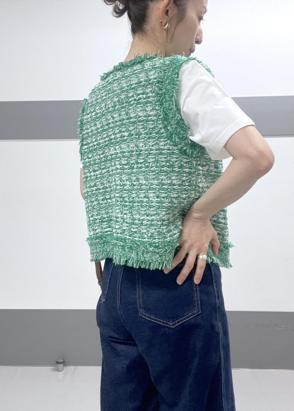 グリーン系のカーディガン/ボレロ、ホワイト系のTシャツ/カットソー、ゴールド系のサンダルを着用したレディースの夏コーディネートの8枚目の写真