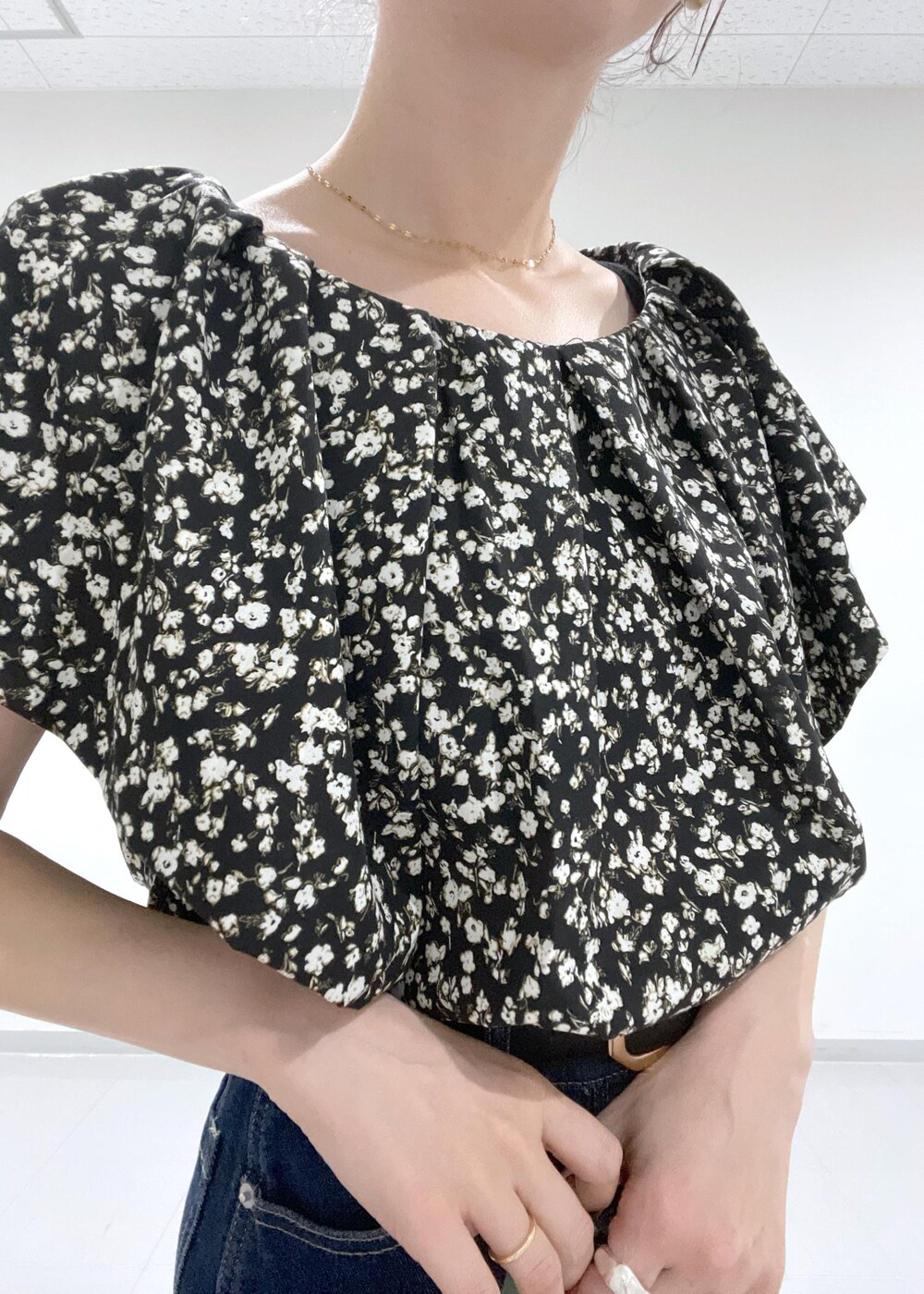 ブラック系のシャツ/ブラウス、ゴールド系のサンダル、ブルー系のショルダーバッグを着用したレディースの夏コーディネートの5枚目の写真