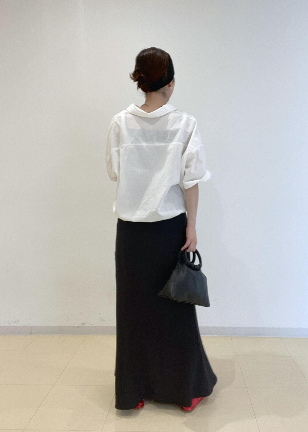 ホワイト系のタンクトップ、ホワイト系のシャツ/ブラウス、ブラック系のショルダーバッグを着用したレディースの夏コーディネートの3枚目の写真