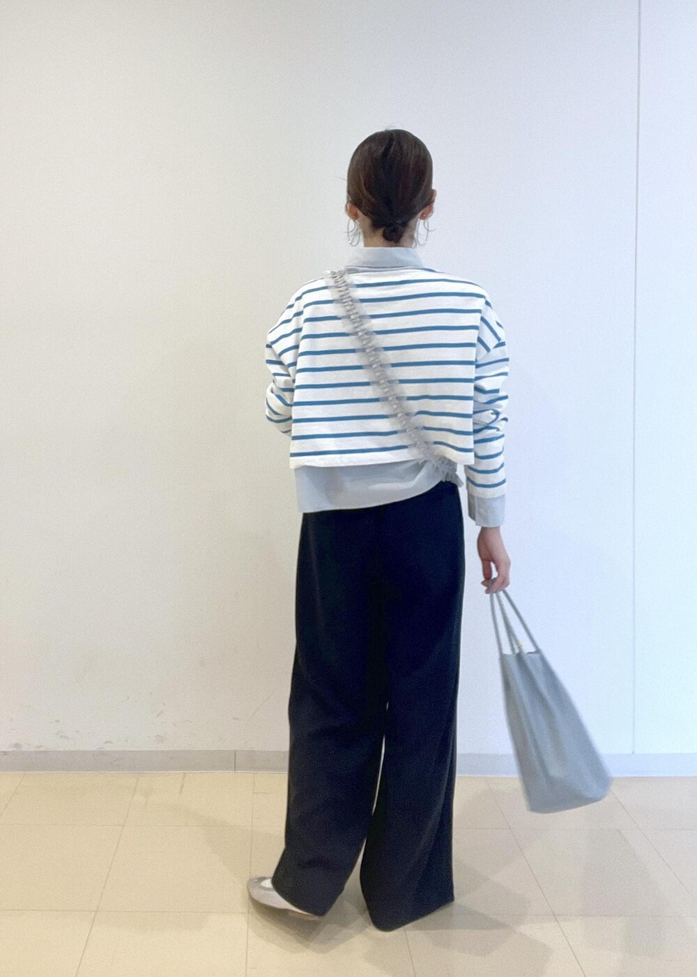 ブルー系のTシャツ/カットソー、ブルー系のトートバッグ、ブルー系のシャツ/ブラウスを着用したレディースの春コーディネートの4枚目の写真