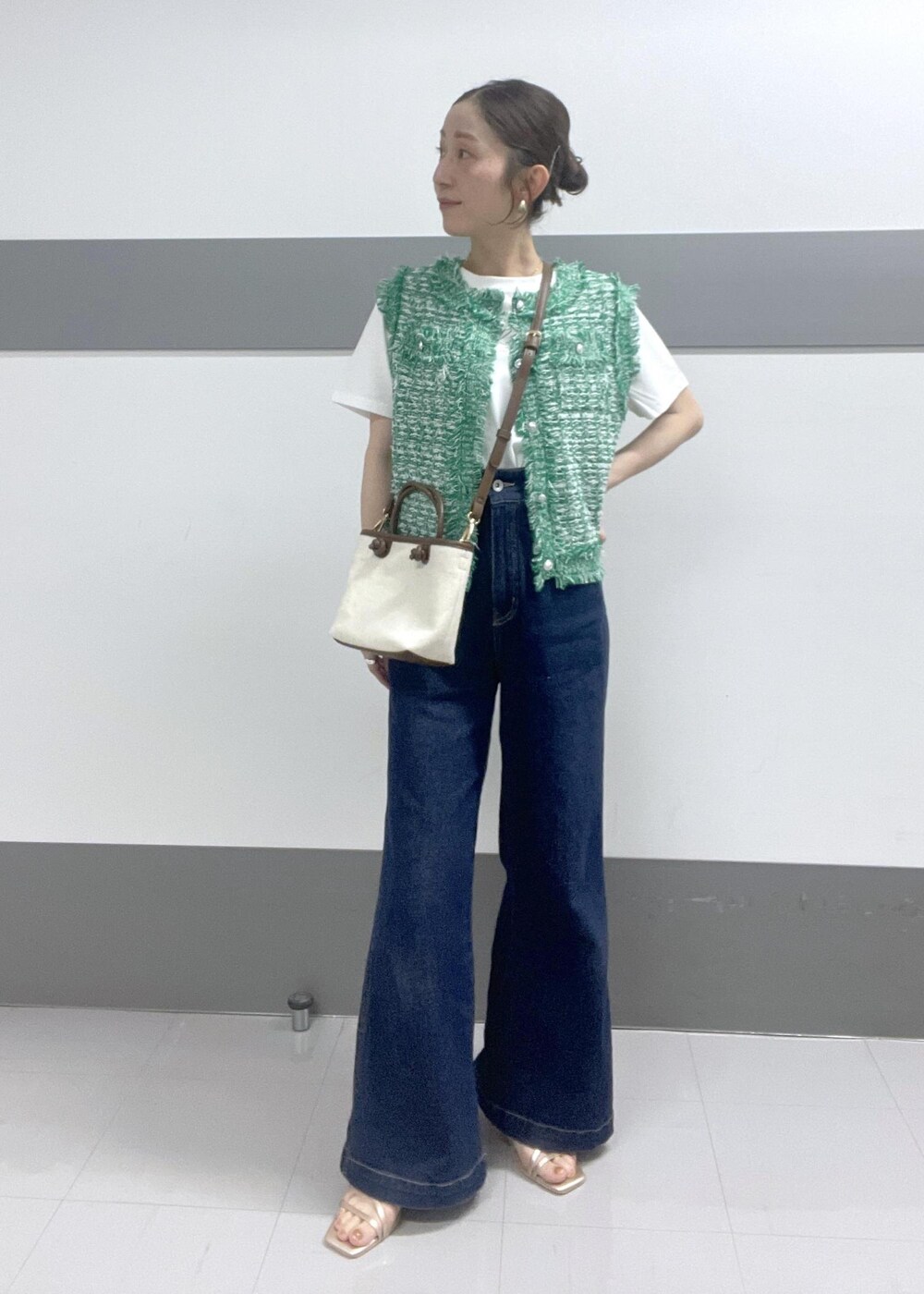 グリーン系のカーディガン/ボレロ、ホワイト系のTシャツ/カットソー、ゴールド系のサンダルを着用したレディースの夏コーディネートの3枚目の写真