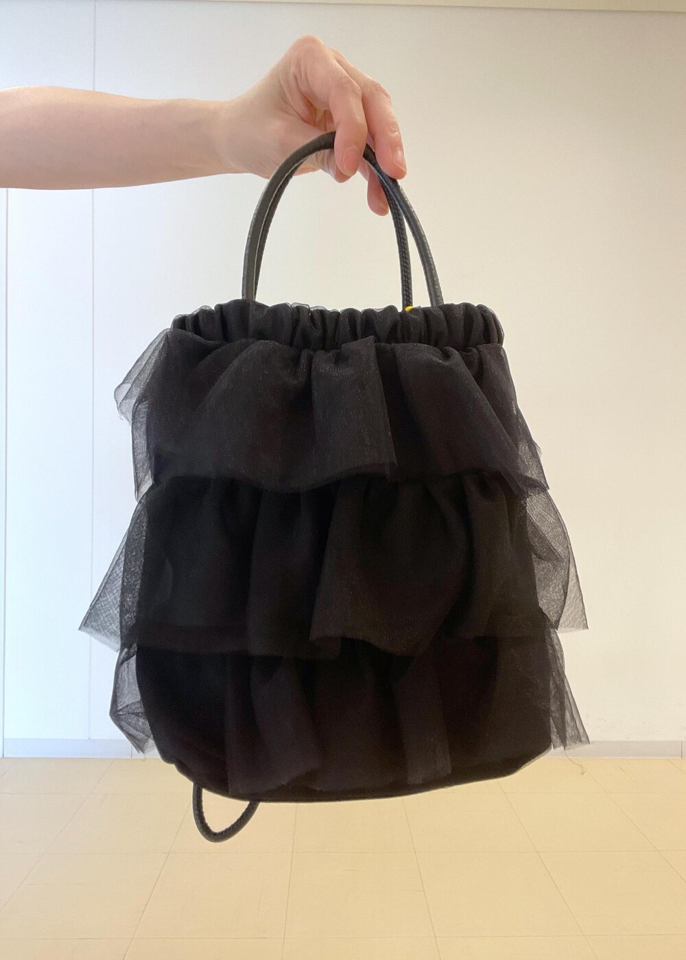 ブルー系のデニムパンツ、ブラック系のサンダル、ブラウン系のニット/セーターを着用したレディースの夏コーディネートの7枚目の写真