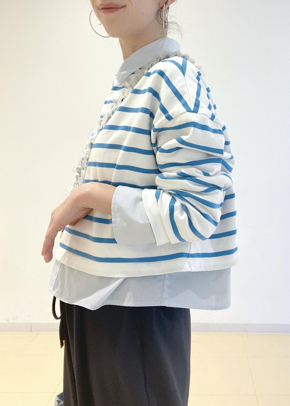 ブルー系のTシャツ/カットソー、ブルー系のトートバッグ、ブルー系のシャツ/ブラウスを着用したレディースの春コーディネートの5枚目の写真