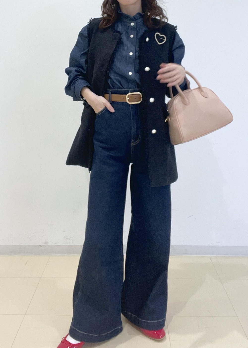 ブルー系のデニムパンツ、ブルー系のシャツ/ブラウス、ブルー系のベストを着用したレディースの冬コーディネートの3枚目の写真