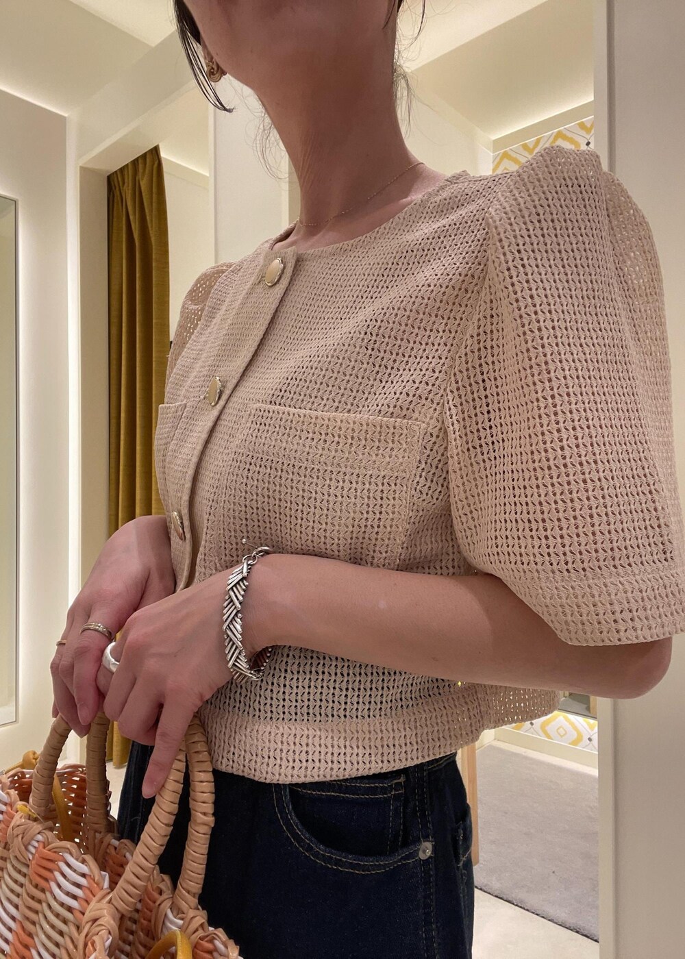 ブルー系のデニムパンツ、ホワイト系のサンダル、ベージュ系のかごバッグを着用したレディースの夏コーディネートの5枚目の写真