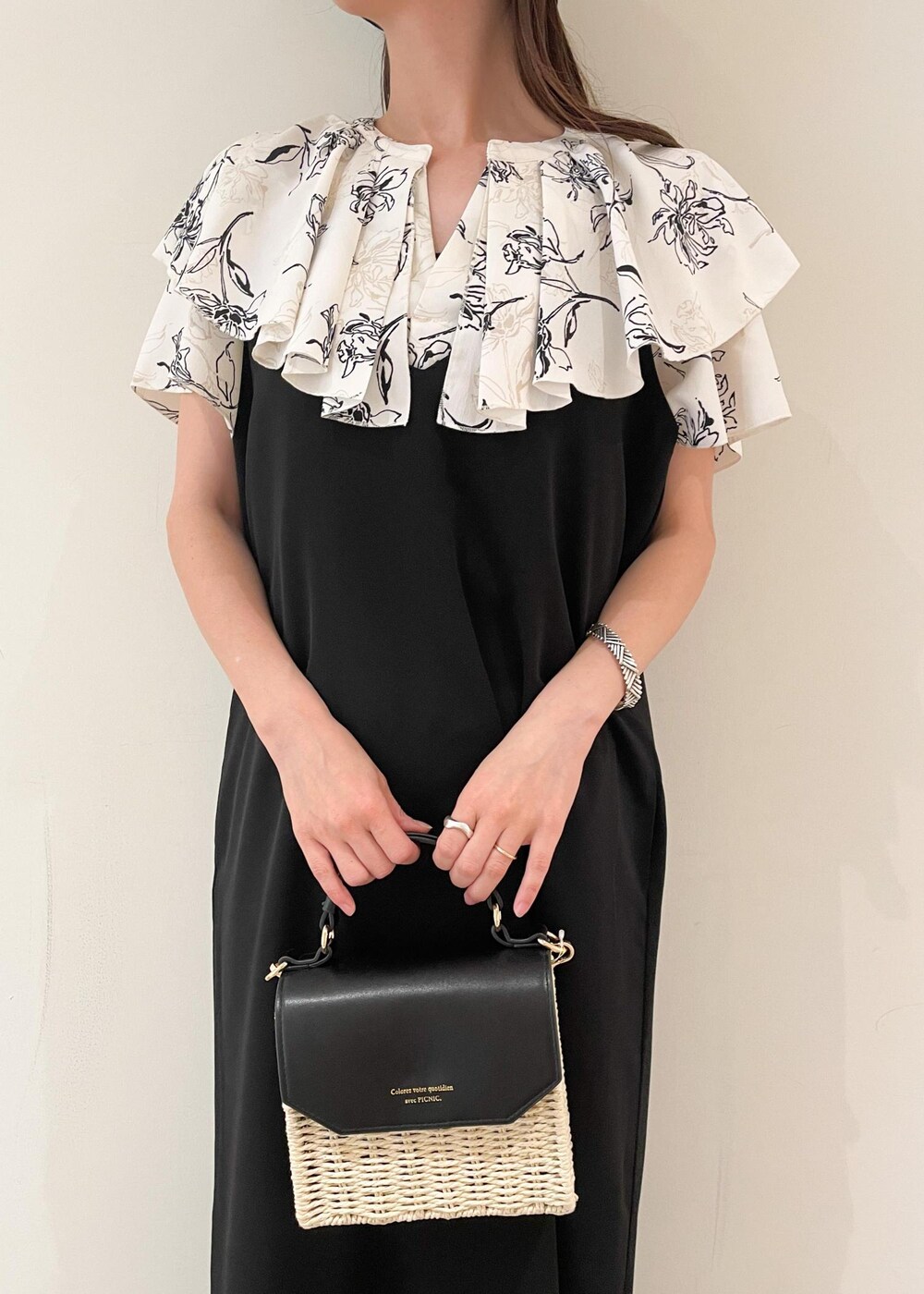 ブラック系のショルダーバッグ、ブラック系のサンダル、ブラック系のワンピースを着用したレディースの夏コーディネートの3枚目の写真