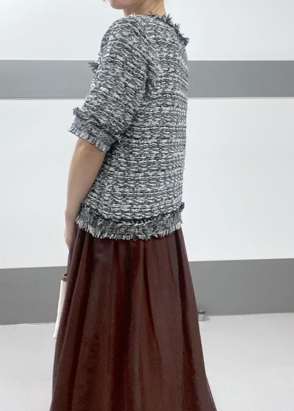 ゴールド系のサンダル、ブラウン系のトートバッグ、ブラウン系のスカートを着用したレディースの夏コーディネートの7枚目の写真