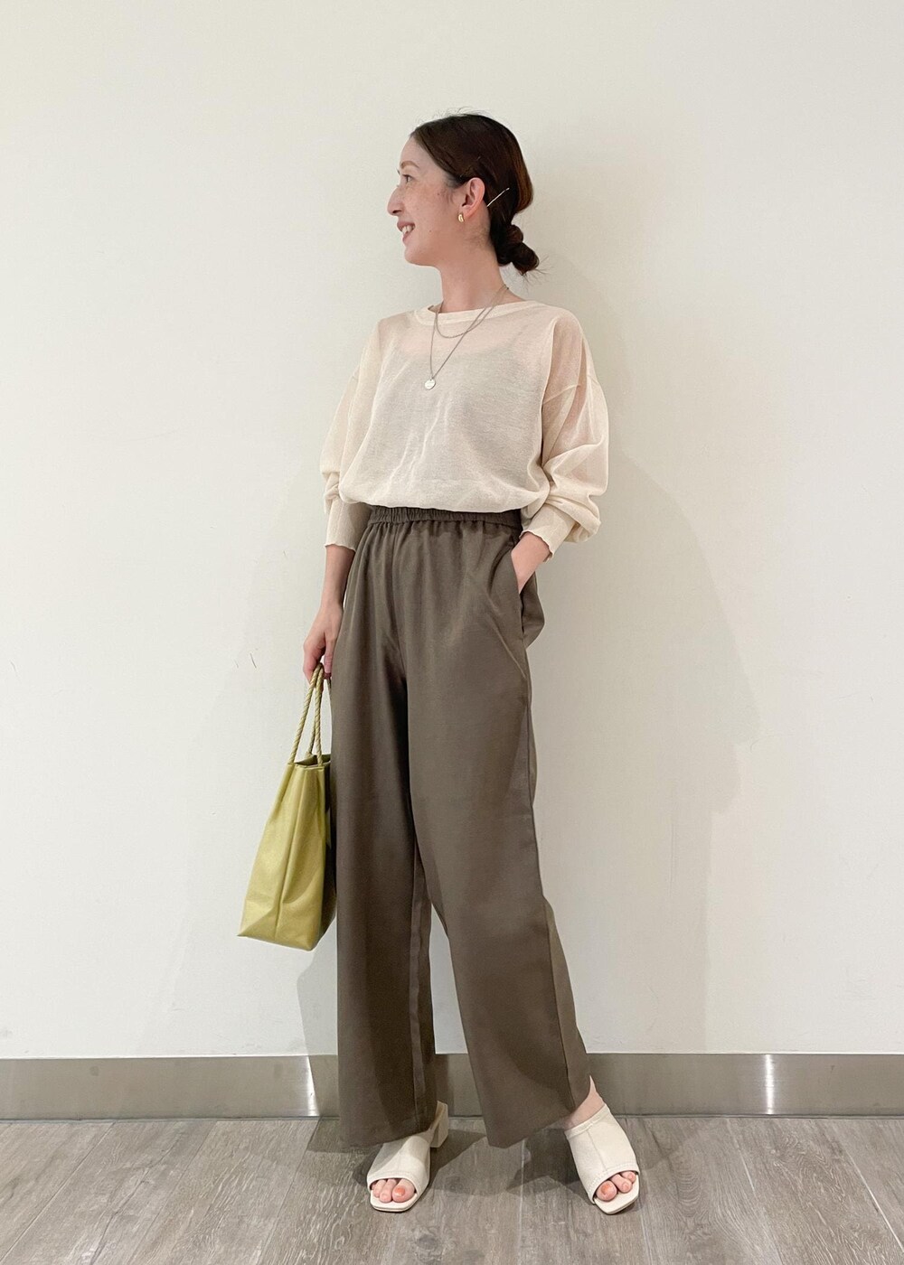 ベージュ系のカーディガン/ボレロ、ブラウン系のその他パンツ、イエロー系のトートバッグを着用したレディースの夏コーディネートの2枚目の写真