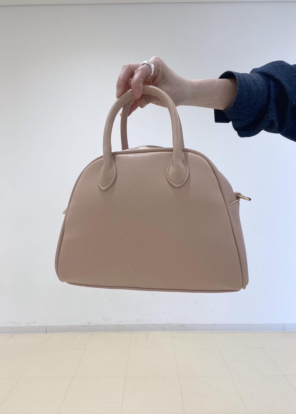 ブルー系のデニムパンツ、ブルー系のシャツ/ブラウス、ブルー系のベストを着用したレディースの冬コーディネートの5枚目の写真