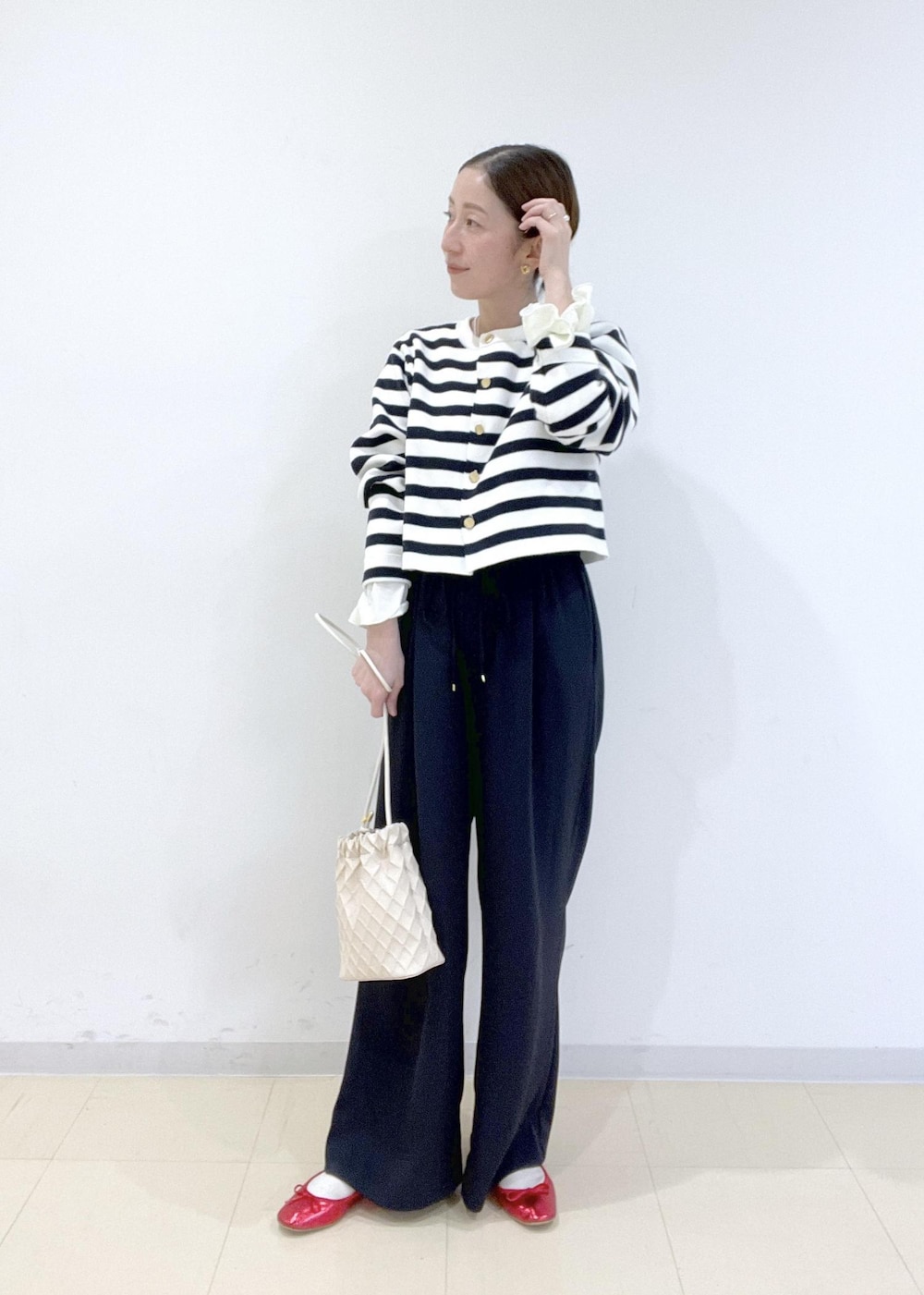 ホワイト系のカーディガン/ボレロ、ブルー系のその他パンツ、ホワイト系のTシャツ/カットソーを着用したレディースの冬コーディネートの2枚目の写真