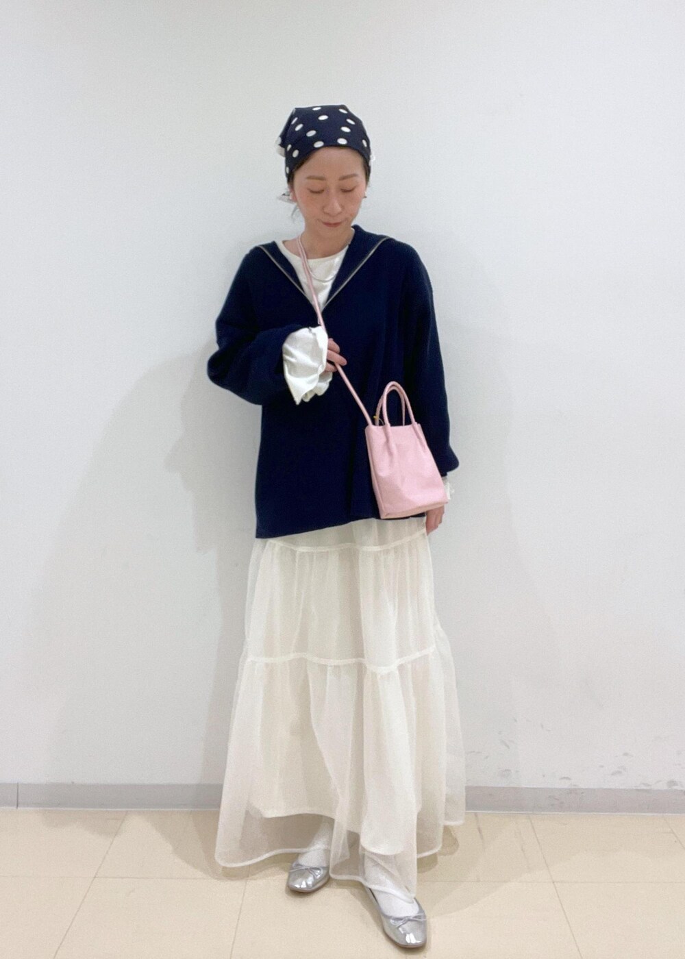 ホワイト系のTシャツ/カットソー、ピンク系のショルダーバッグ、ホワイト系のスカートを着用したレディースの春コーディネートの2枚目の写真