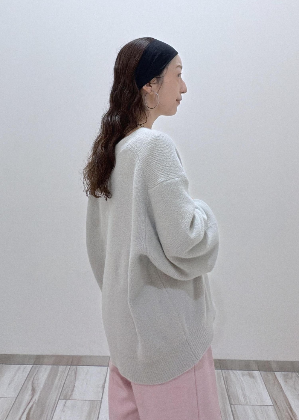 ピンク系のその他パンツ、グレー系のカーディガン/ボレロ、ブラウン系のボストンバッグを着用したレディースの秋コーディネートの5枚目の写真