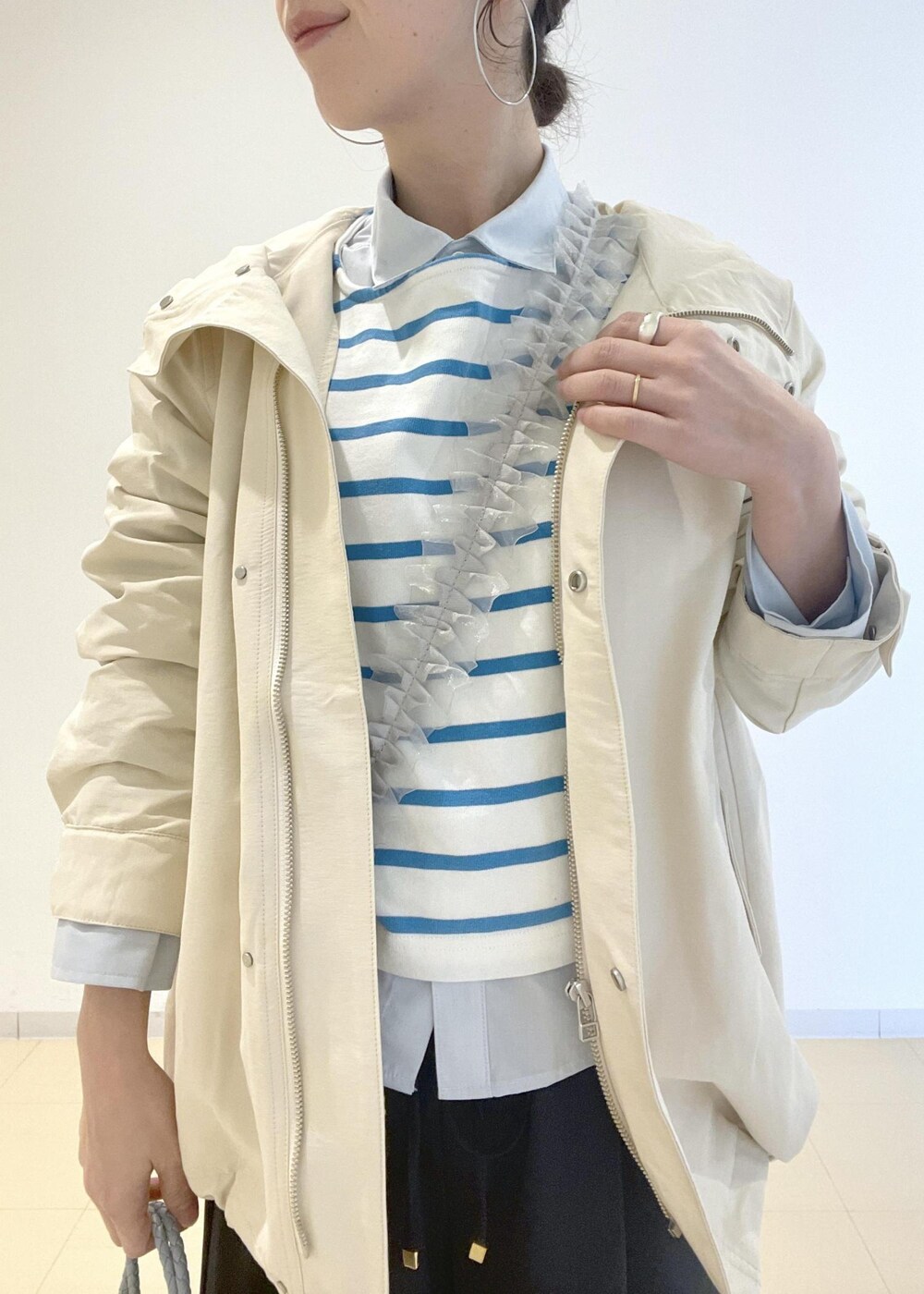 「春コート、春コーデ、春アウター、マンパ、マウンテンパーカー、スプリングコート、ボーダー、ワイドパンツ、クロップド丈、低身長、着丈が選べる、ナチュラル、ROPEPICNIC、ROPE PICNIC、ロペピクニック」｜「ROPE' PICNICの着丈選べるボーダーカットトップス（Tシャツ/カットソー、ブルー系）」を使った、funaさん（レディース・155cm）の春コーディネートの5枚目の写真