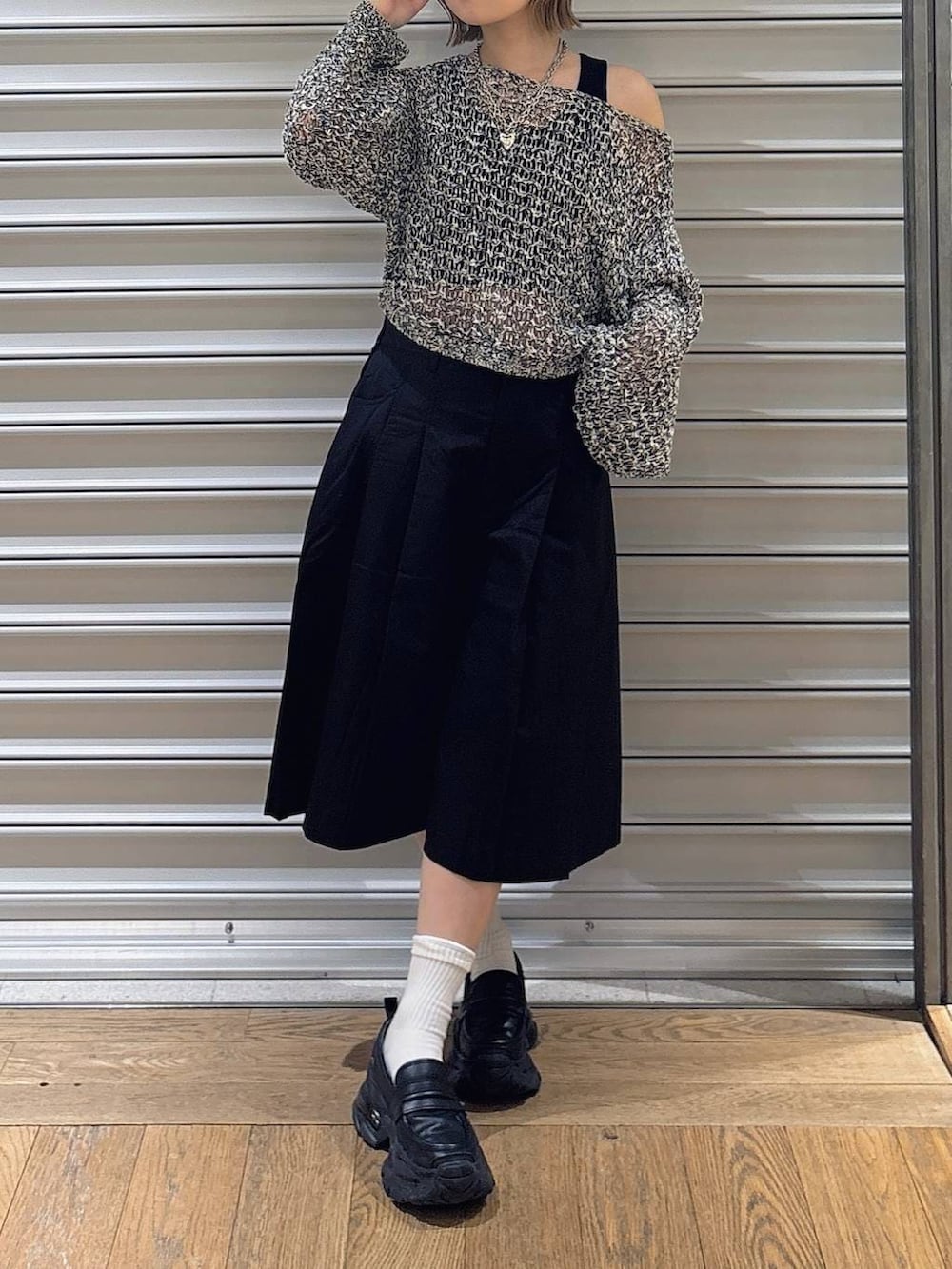 ブラック系のタンクトップ、ブラック系のローファー、ブラック系のその他パンツを着用したレディースの春コーディネートの2枚目の写真