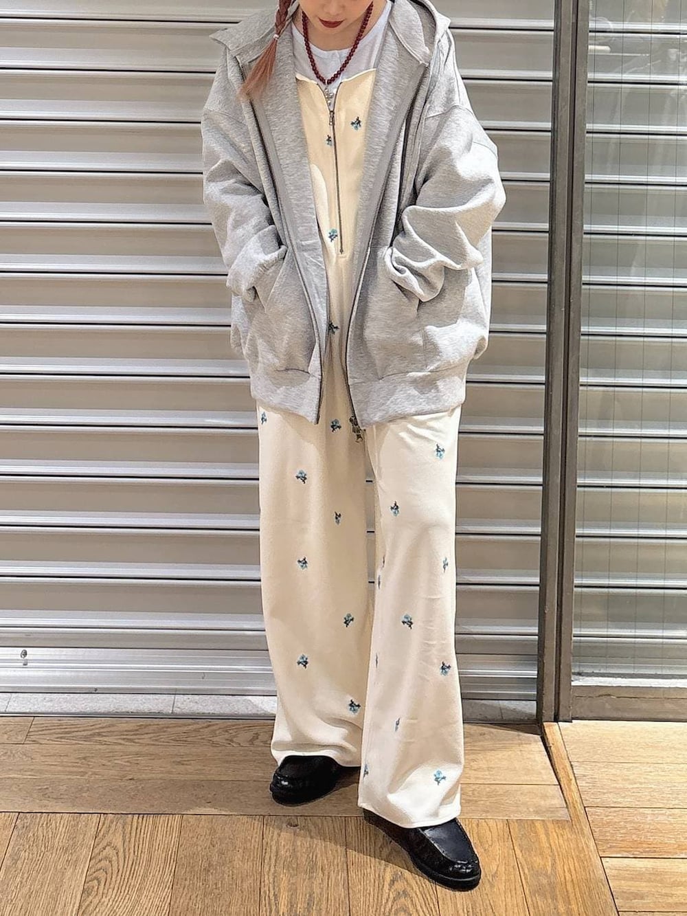 ブルー系のTシャツ/カットソー、ホワイト系のサロペット/オーバーオール、グレー系のパーカーを着用したレディースの冬コーディネートの2枚目の写真