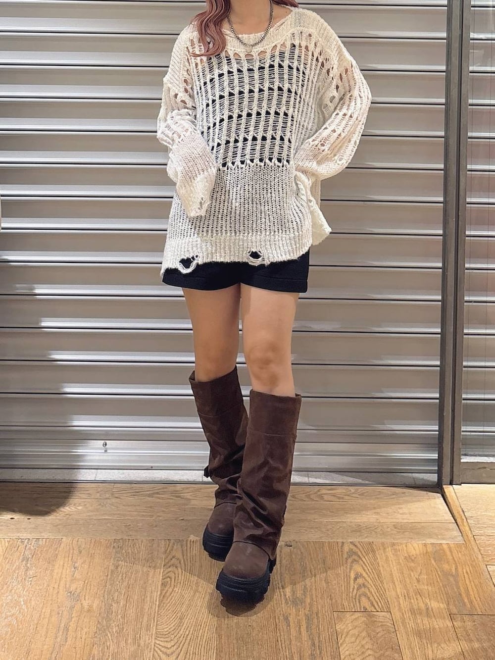 ブラウン系のブーツ、ブラック系のその他パンツ、ベージュ系のニット/セーターを着用したレディースの秋コーディネートの2枚目の写真