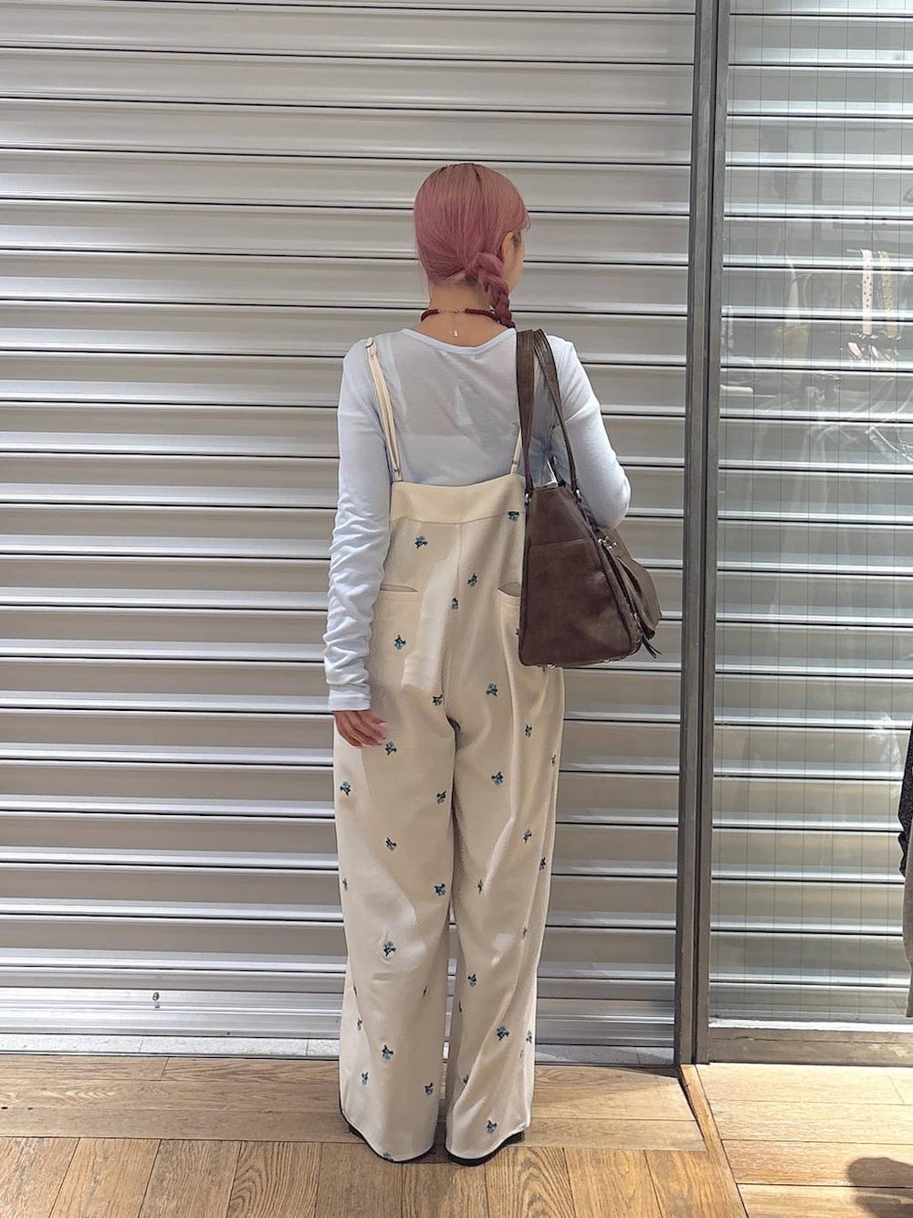 ホワイト系のサロペット/オーバーオール、ブラウン系のトートバッグ、ブラック系のローファーを着用したレディースの冬コーディネートの3枚目の写真