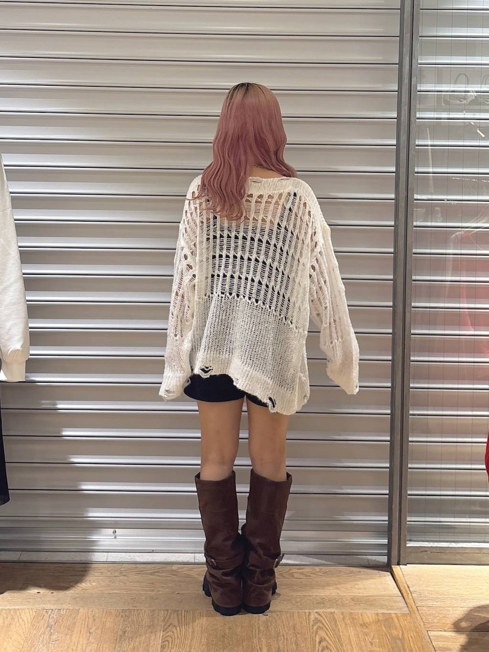 ブラウン系のブーツ、ブラック系のその他パンツ、ベージュ系のニット/セーターを着用したレディースの秋コーディネートの3枚目の写真