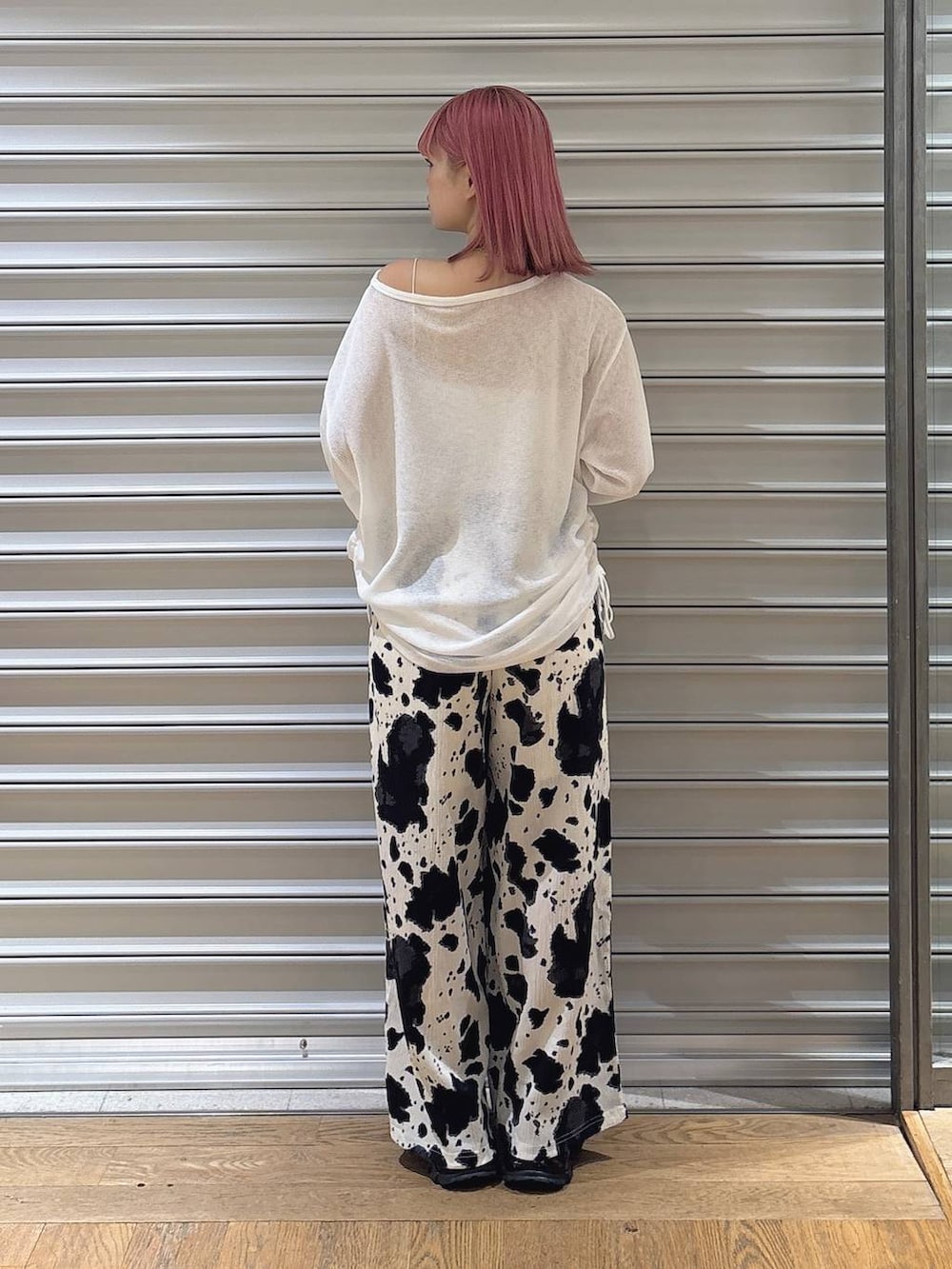 ホワイト系のTシャツ/カットソー、ブラック系のローファー、ホワイト系のキャミソールを着用したレディースの夏コーディネートの3枚目の写真