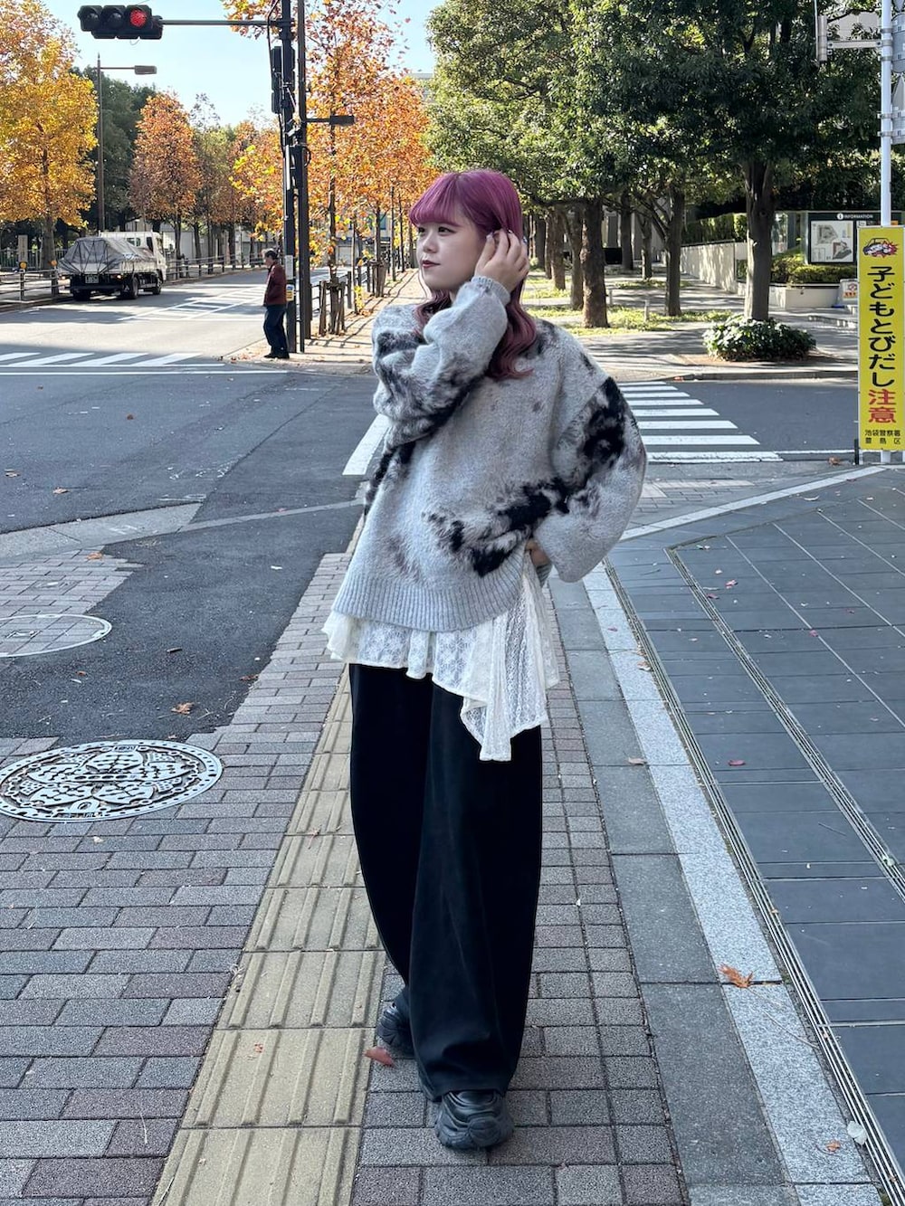 グレー系のニット/セーター、ブラック系のローファー、ホワイト系のワンピースを着用したレディースの秋コーディネートの2枚目の写真