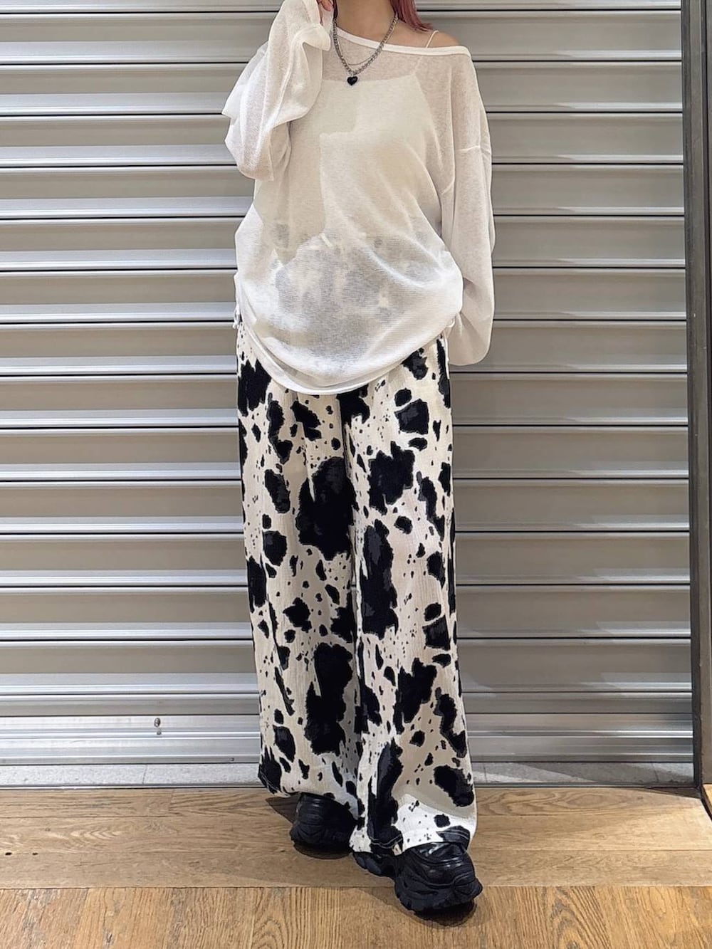 ホワイト系のTシャツ/カットソー、ブラック系のローファー、ホワイト系のキャミソールを着用したレディースの夏コーディネートの2枚目の写真