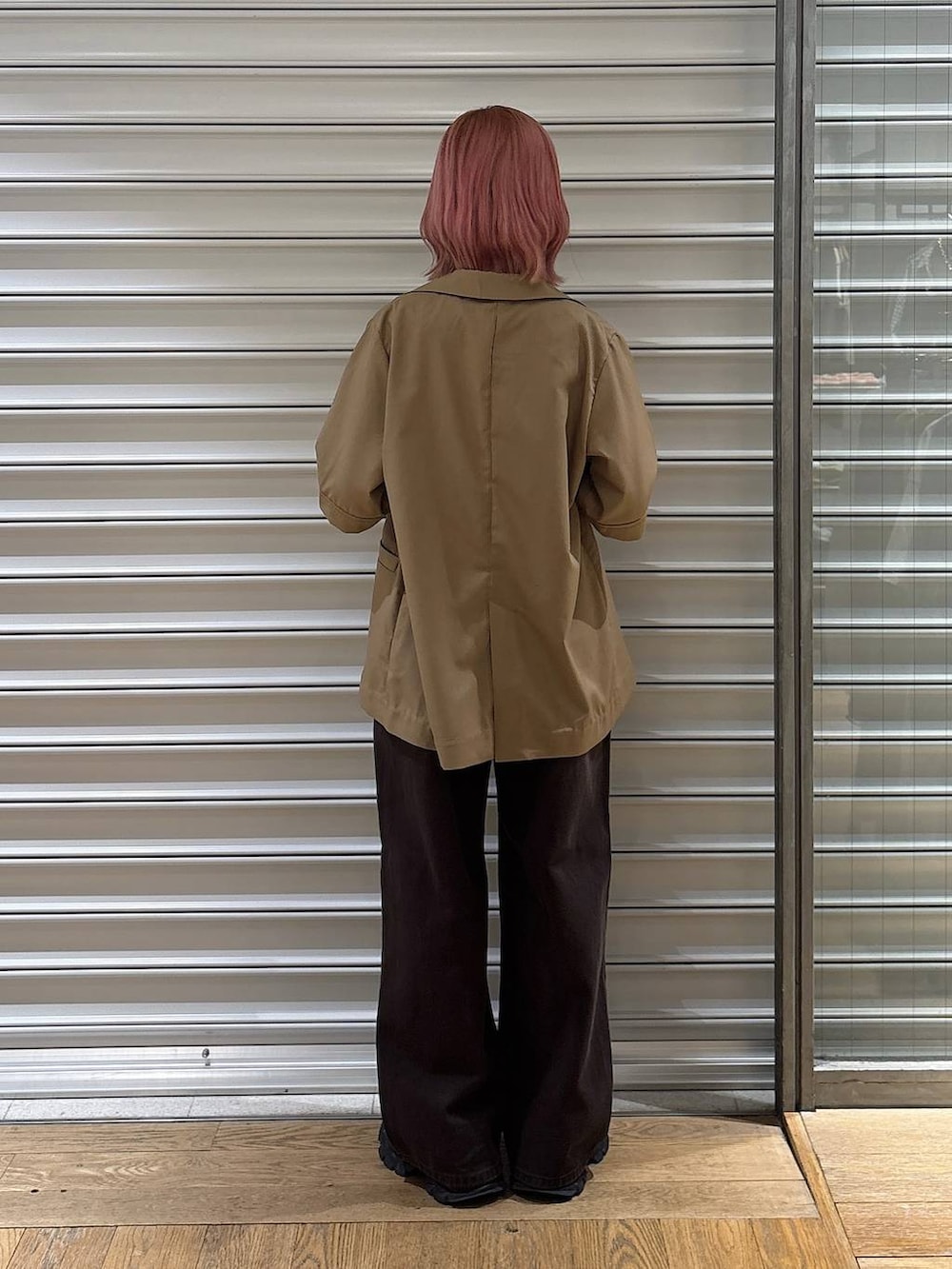 グレー系のタンクトップ、ブラック系のローファー、ブラウン系のデニムパンツを着用したレディースの春コーディネートの3枚目の写真