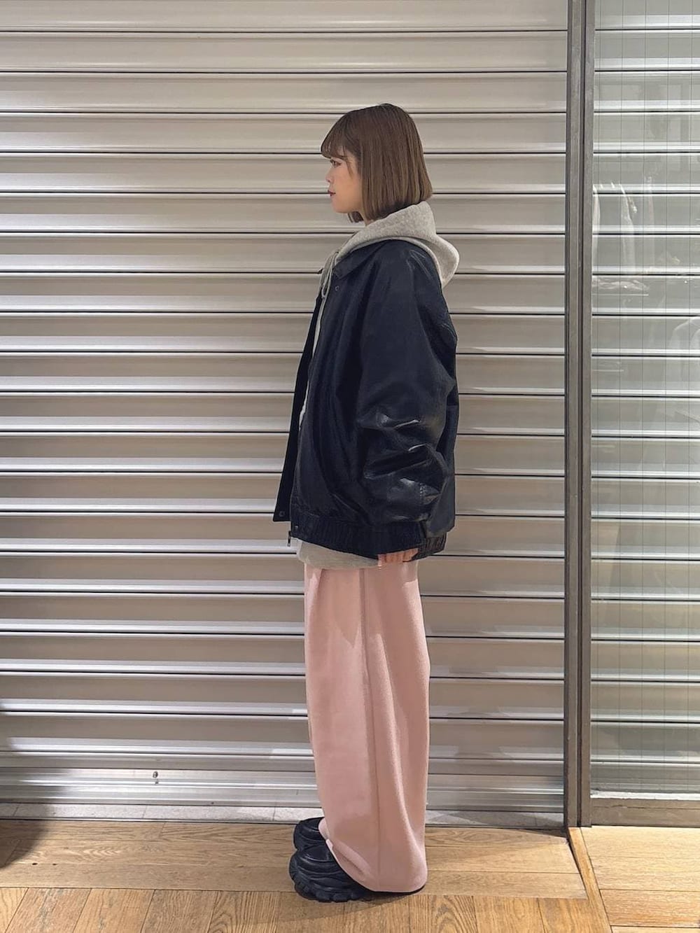 ブラック系のローファー、ブラック系のブルゾン、グレー系のパーカーを着用したレディースの春コーディネートの2枚目の写真