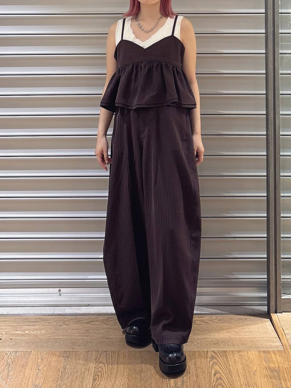 ホワイト系のTシャツ/カットソー、ブラック系のサンダル、シルバー系のネックレスを着用したレディースの夏コーディネートの3枚目の写真