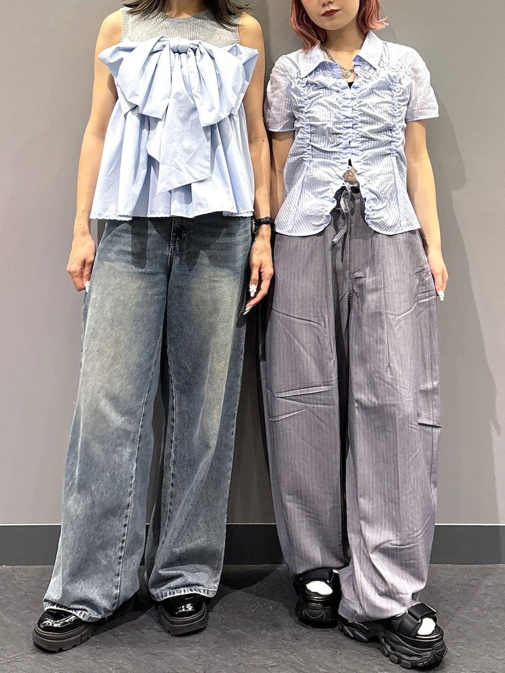 ブルー系のデニムパンツ、ブラック系のサンダル、グレー系のスラックスを着用したレディースの春コーディネートの2枚目の写真