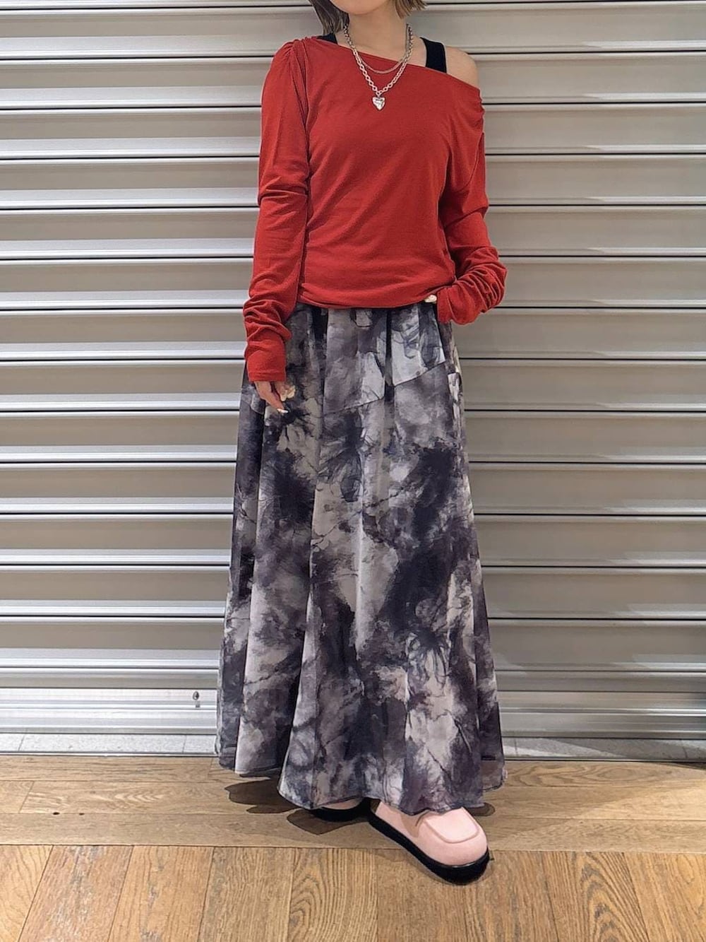 ブラック系のタンクトップ、レッド系のTシャツ/カットソー、ピンク系のローファーを着用したレディースの春コーディネートの2枚目の写真