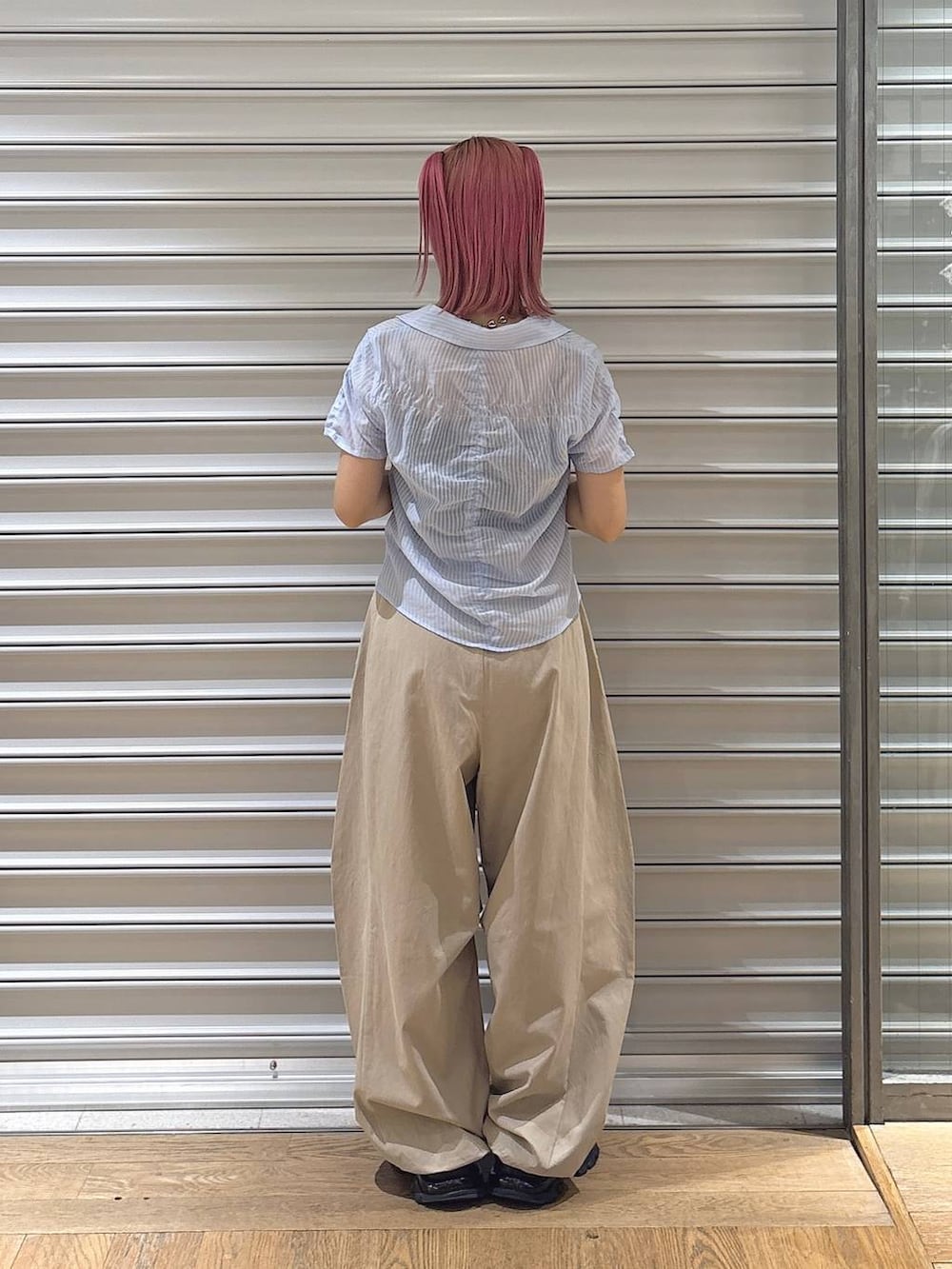 ブラック系のローファー、ベージュ系のその他パンツ、ブルー系のシャツ/ブラウスを着用したレディースの夏コーディネートの3枚目の写真
