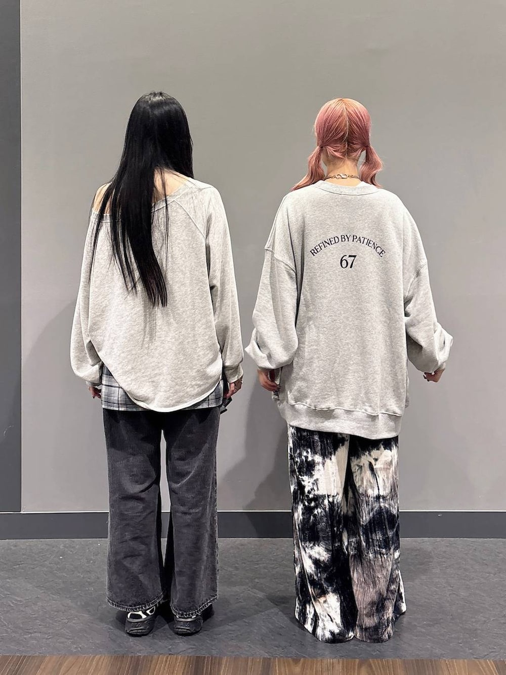 ベージュ系のスウェット、ブラック系のローファー、グレー系のその他パンツを着用したレディースの秋コーディネートの3枚目の写真