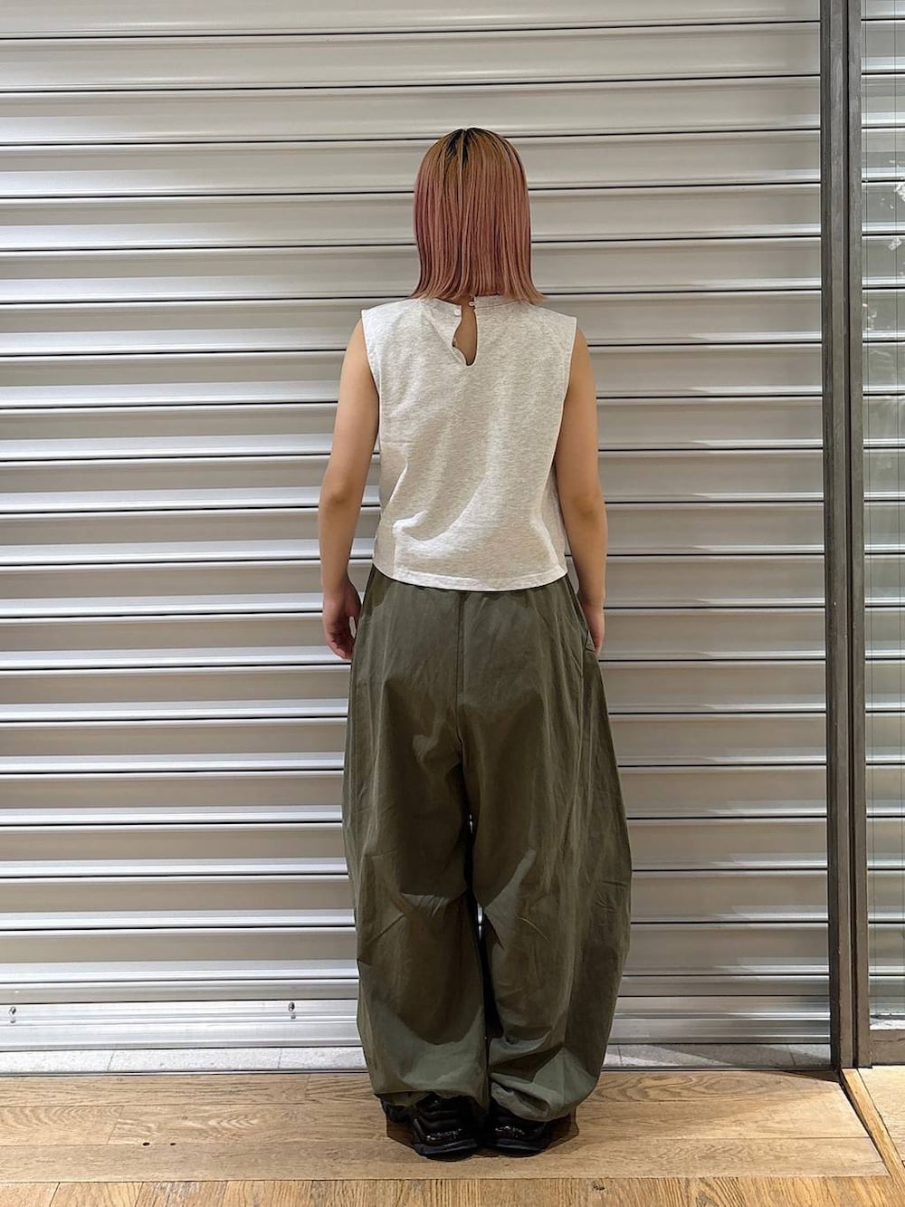 グレー系のTシャツ/カットソー、ブラック系のローファー、グリーン系のその他パンツを着用したレディースの夏コーディネートの3枚目の写真