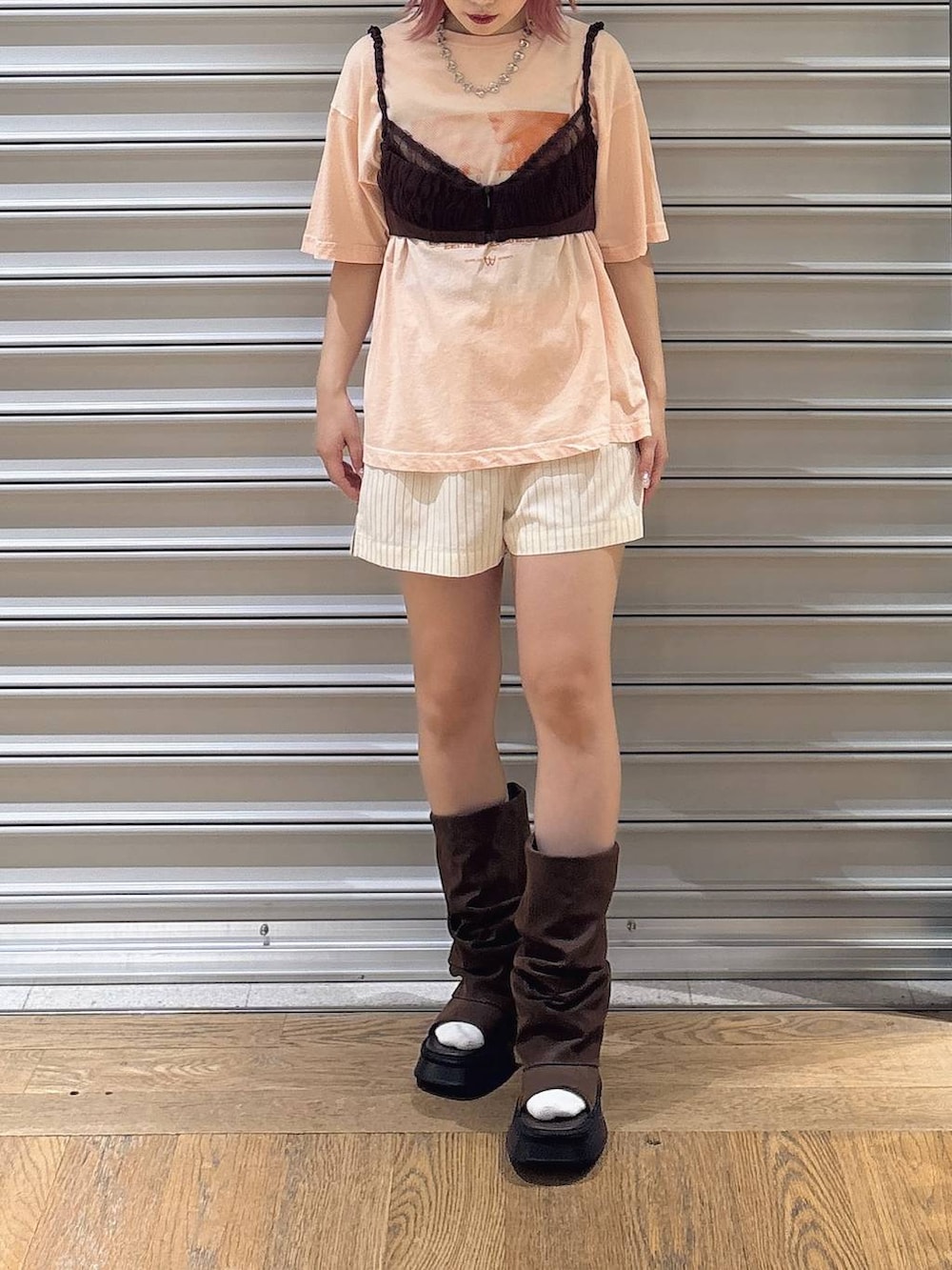 ブラウン系のキャミソール、オレンジ系のTシャツ/カットソー、ブラウン系のサンダルを着用したレディースの夏コーディネートの2枚目の写真