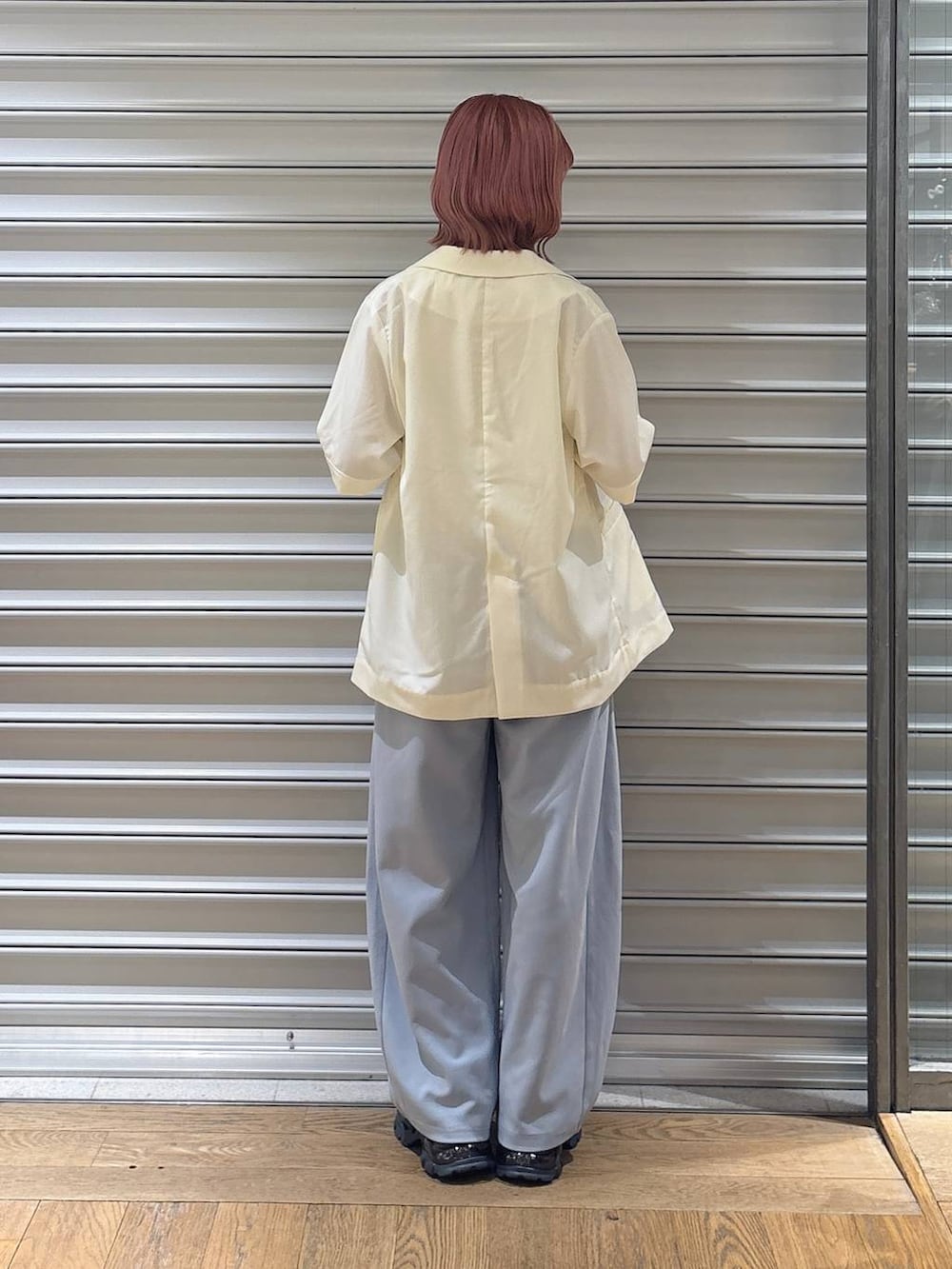ブルー系のボストンバッグ、グレー系のサンダル、ホワイト系のタンクトップを着用したレディースの春コーディネートの3枚目の写真