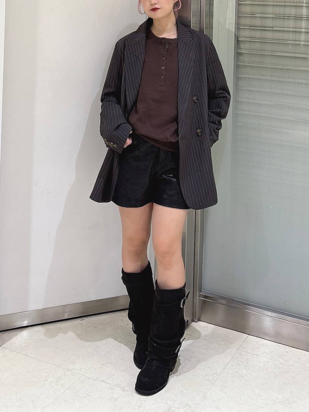 ブラック系のブーツ、ブラック系のその他パンツを着用したレディースの秋コーディネートの2枚目の写真