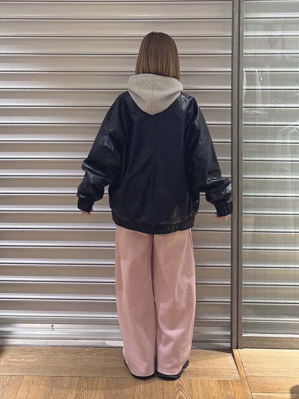 ブラック系のローファー、ブラック系のブルゾン、グレー系のパーカーを着用したレディースの春コーディネートの3枚目の写真