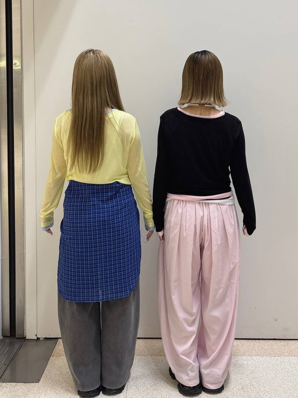 ブラック系のローファー、グレー系のスウェットパンツ、ピンク系のカーゴパンツを着用したレディースの春コーディネートの2枚目の写真