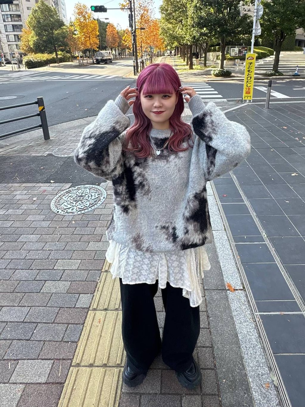 グレー系のニット/セーター、ブラック系のローファー、ホワイト系のワンピースを着用したレディースの秋コーディネートの4枚目の写真