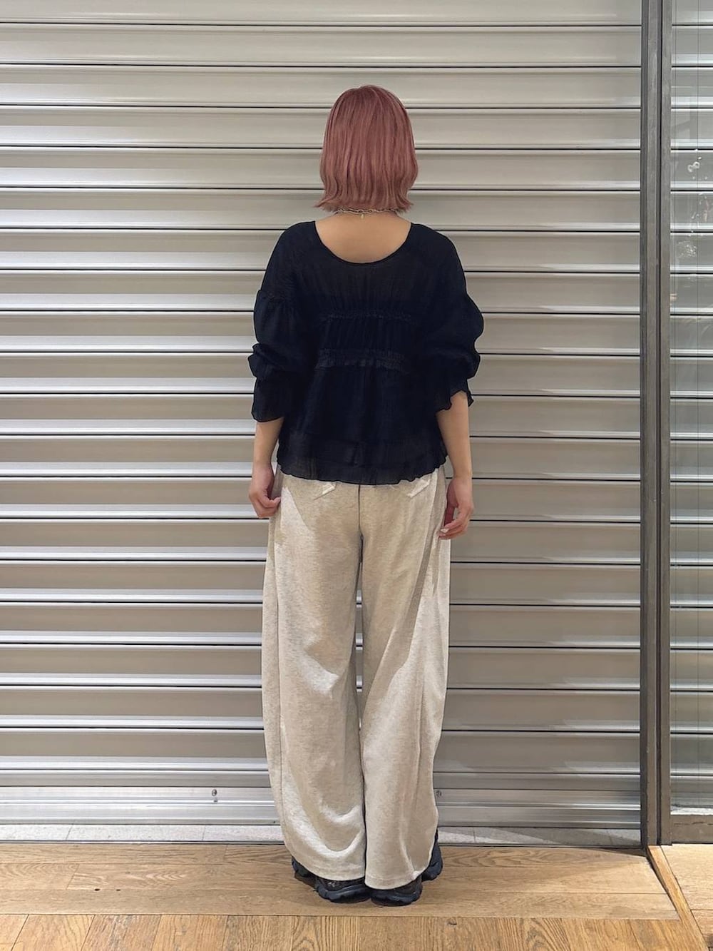 グレー系のサンダル、ブラック系のシャツ/ブラウス、ベージュ系のスウェットパンツを着用したレディースの春コーディネートの3枚目の写真
