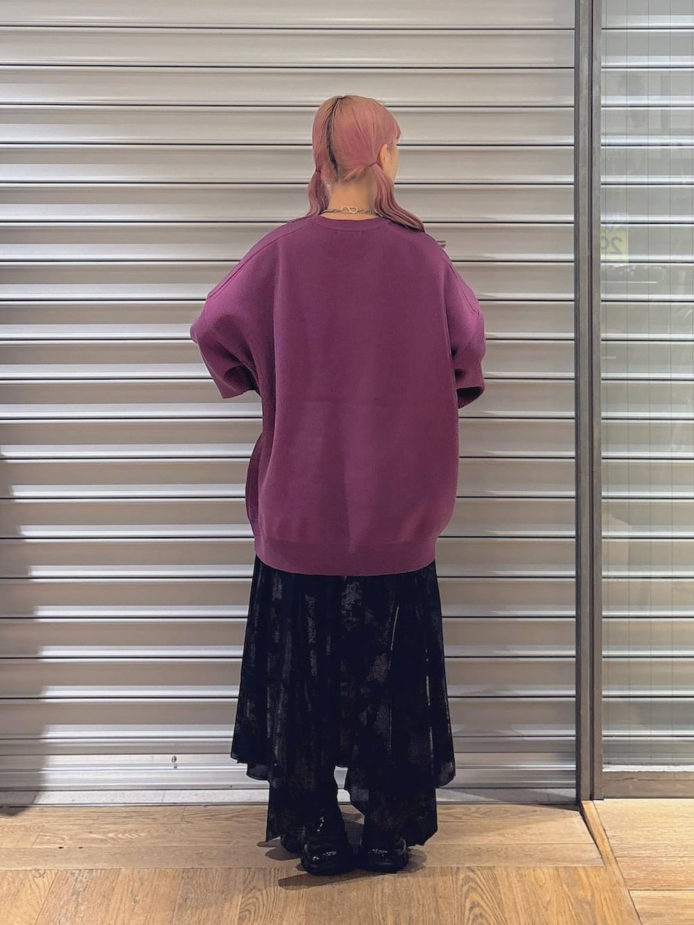 パープル系のニット/セーター、ブラック系のローファー、ブラック系のスカートを着用したレディースの秋コーディネートの3枚目の写真