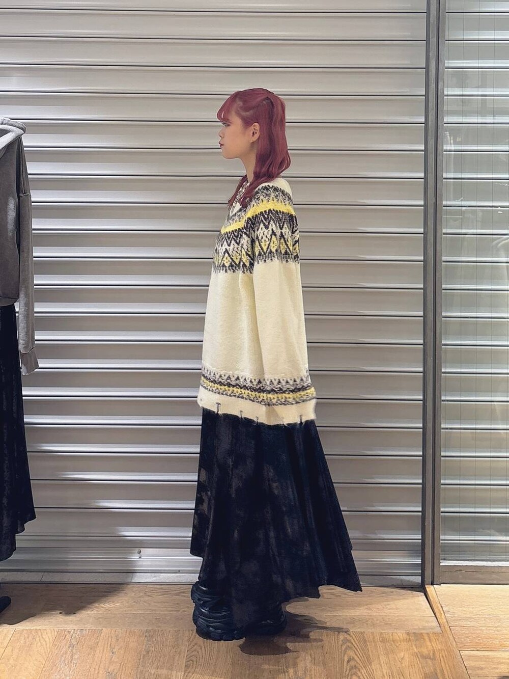 ブラック系のローファー、ベージュ系のTシャツ/カットソー、ブラック系のスカートを着用したレディースの秋コーディネートの2枚目の写真