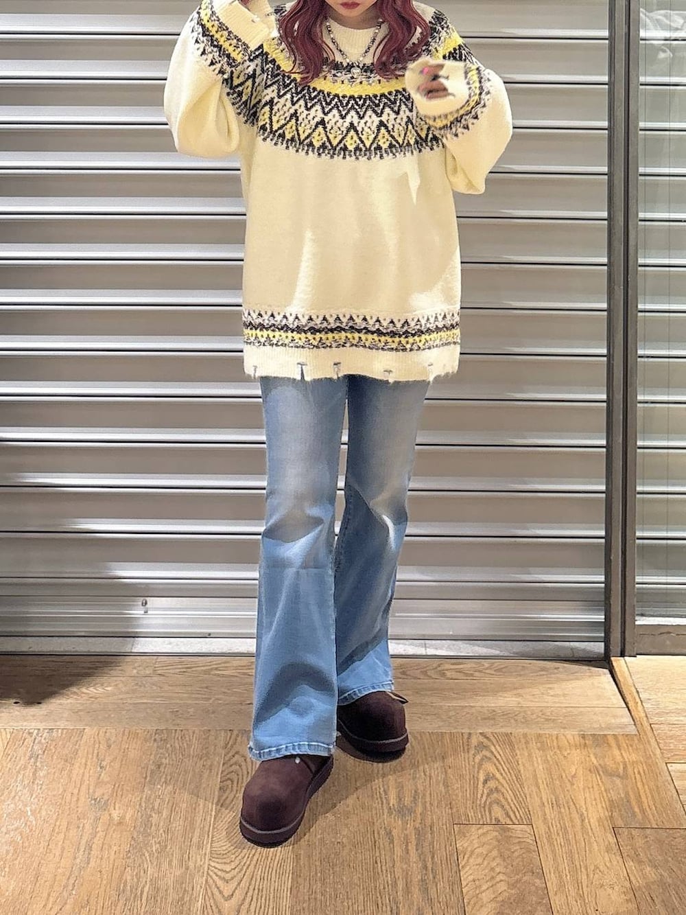 ブラウン系のその他シューズ、ベージュ系のTシャツ/カットソー、ブルー系のデニムパンツを着用したレディースの秋コーディネートの2枚目の写真