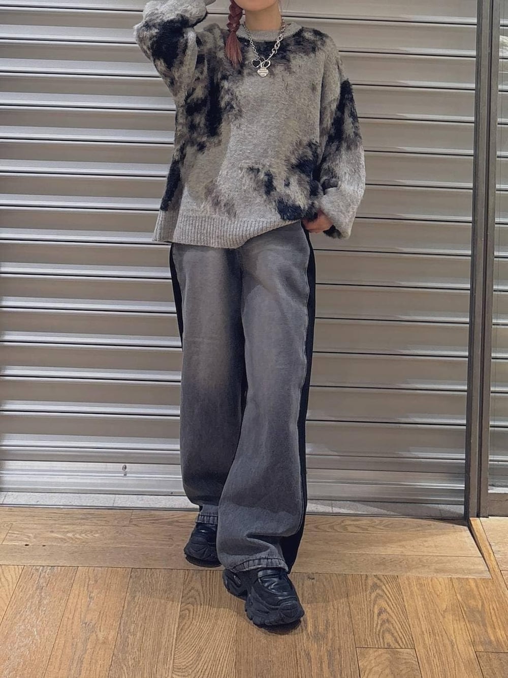 グレー系のニット/セーター、ブラック系のローファー、ブラック系のデニムパンツを着用したレディースの冬コーディネートの2枚目の写真