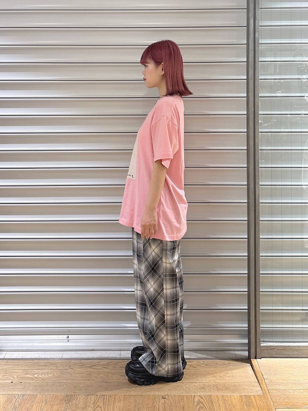 ピンク系のTシャツ/カットソー、ブラック系のその他パンツ、ブラック系のローファーを着用したレディースの夏コーディネートの3枚目の写真