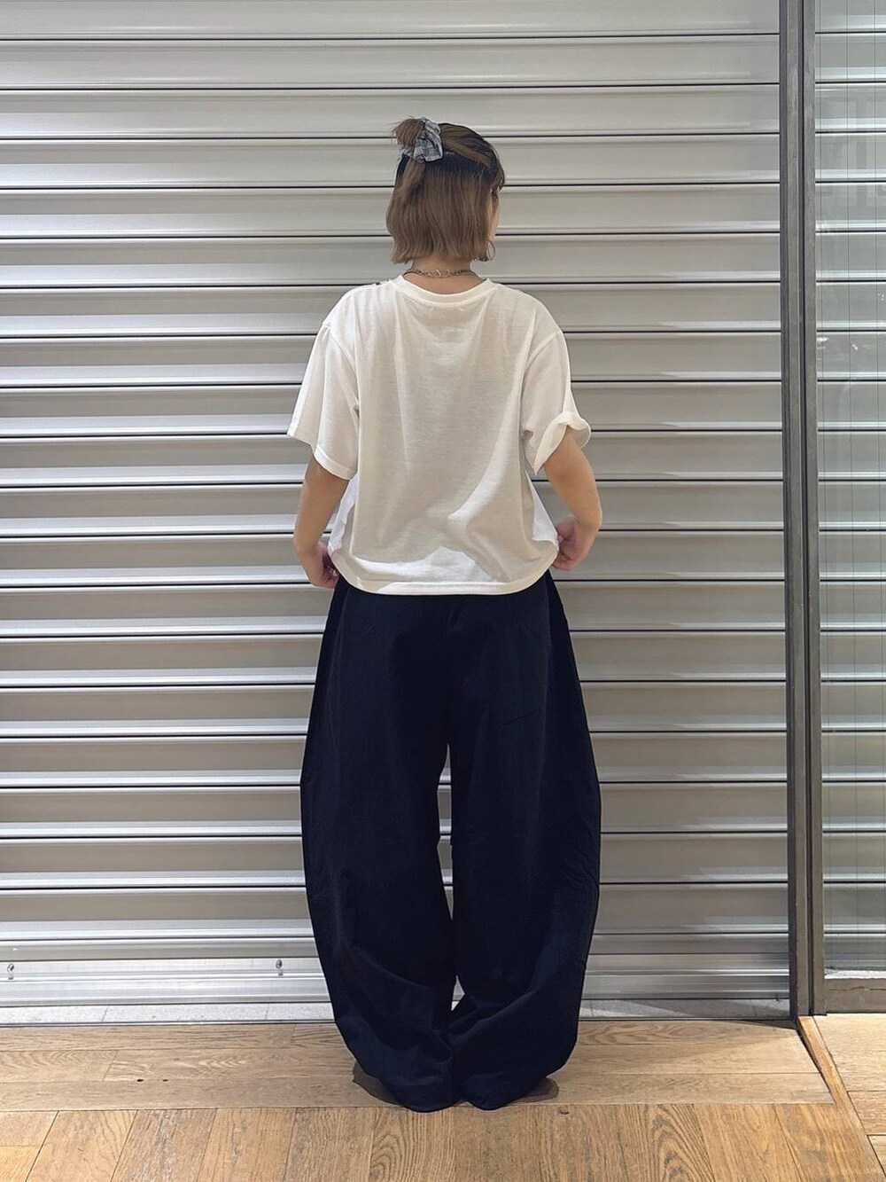 ブラック系のローファー、ブラック系のその他パンツ、ホワイト系のTシャツ/カットソーを着用したレディースの春コーディネートの3枚目の写真
