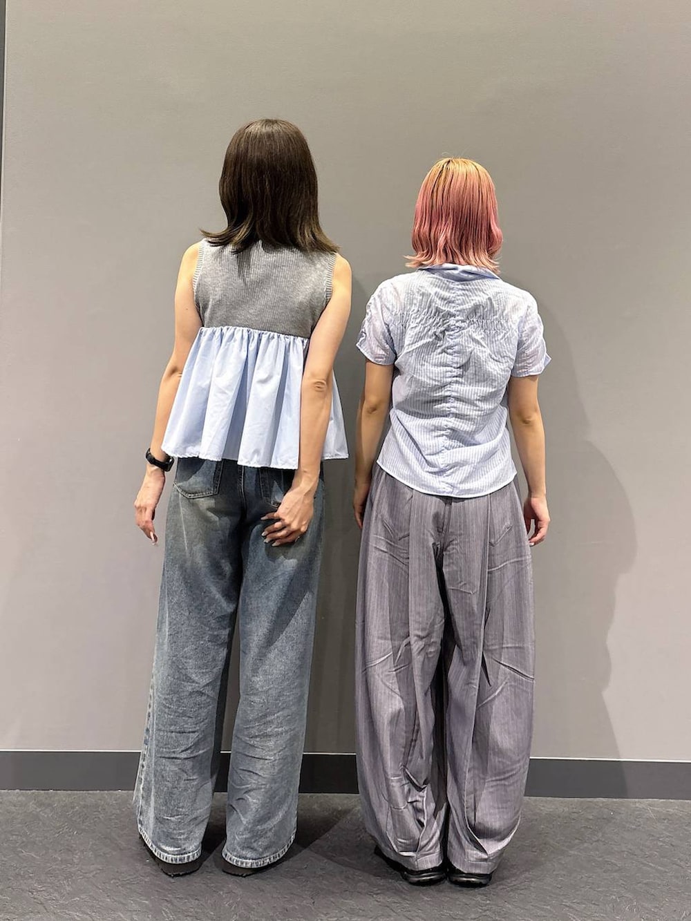 ブルー系のデニムパンツ、ブラック系のサンダル、グレー系のスラックスを着用したレディースの春コーディネートの3枚目の写真