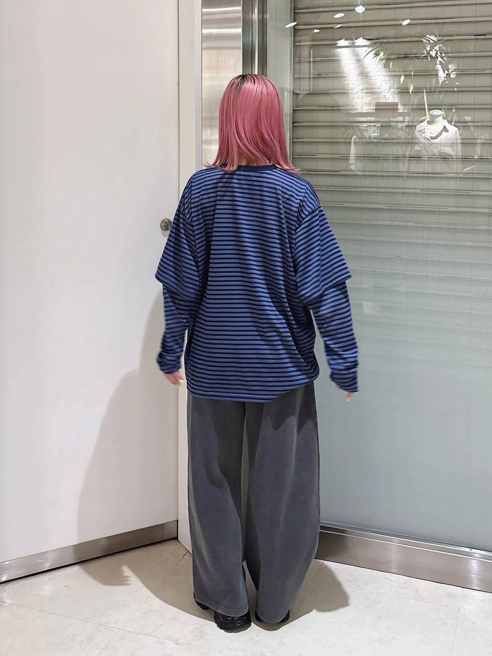 ブルー系のTシャツ/カットソー、ブラック系のローファー、グレー系のスウェットパンツを着用したレディースの秋コーディネートの2枚目の写真