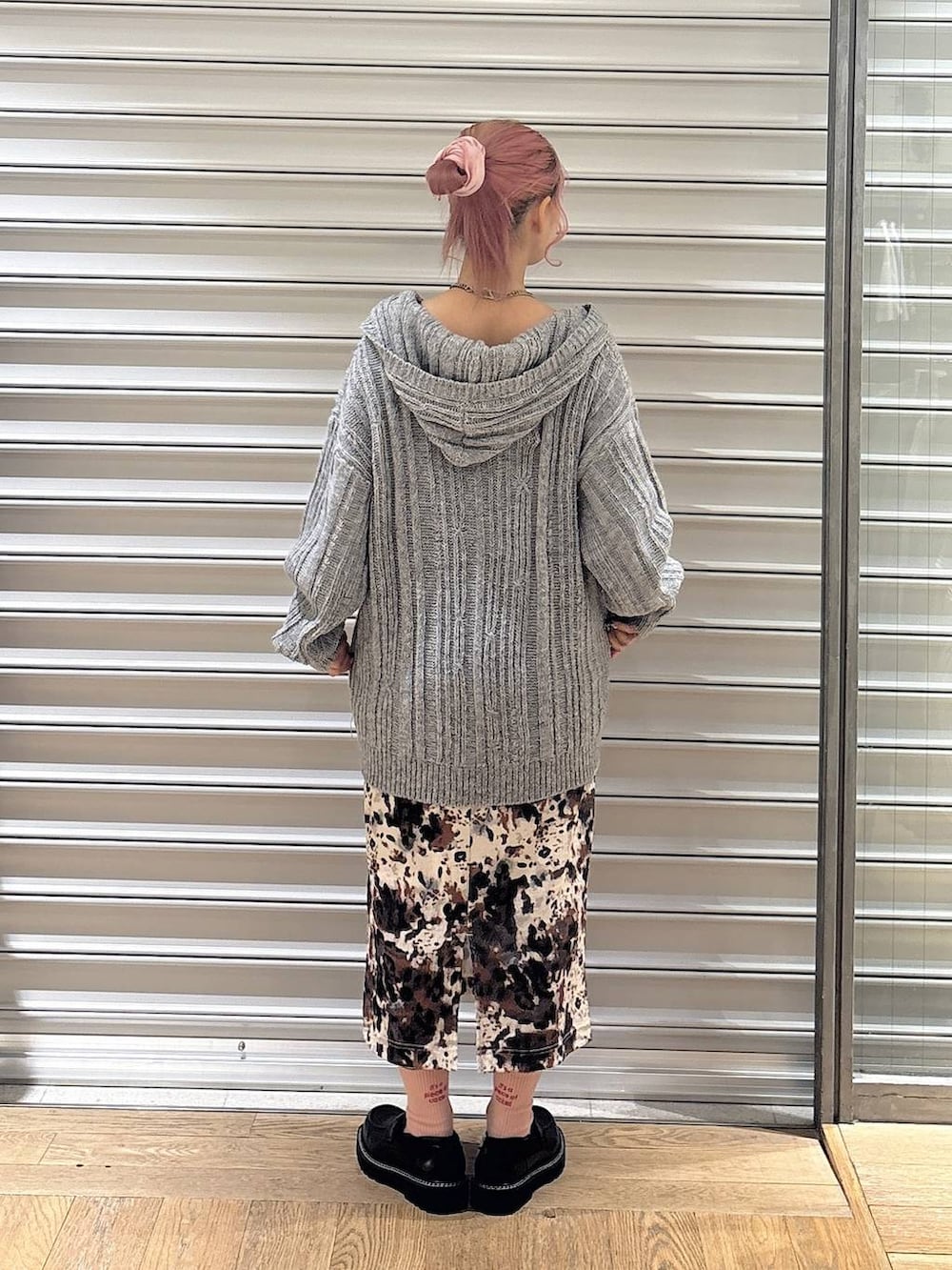 ベージュ系のスカート、ブラック系のローファー、グレー系のパーカーを着用したレディースの秋コーディネートの3枚目の写真